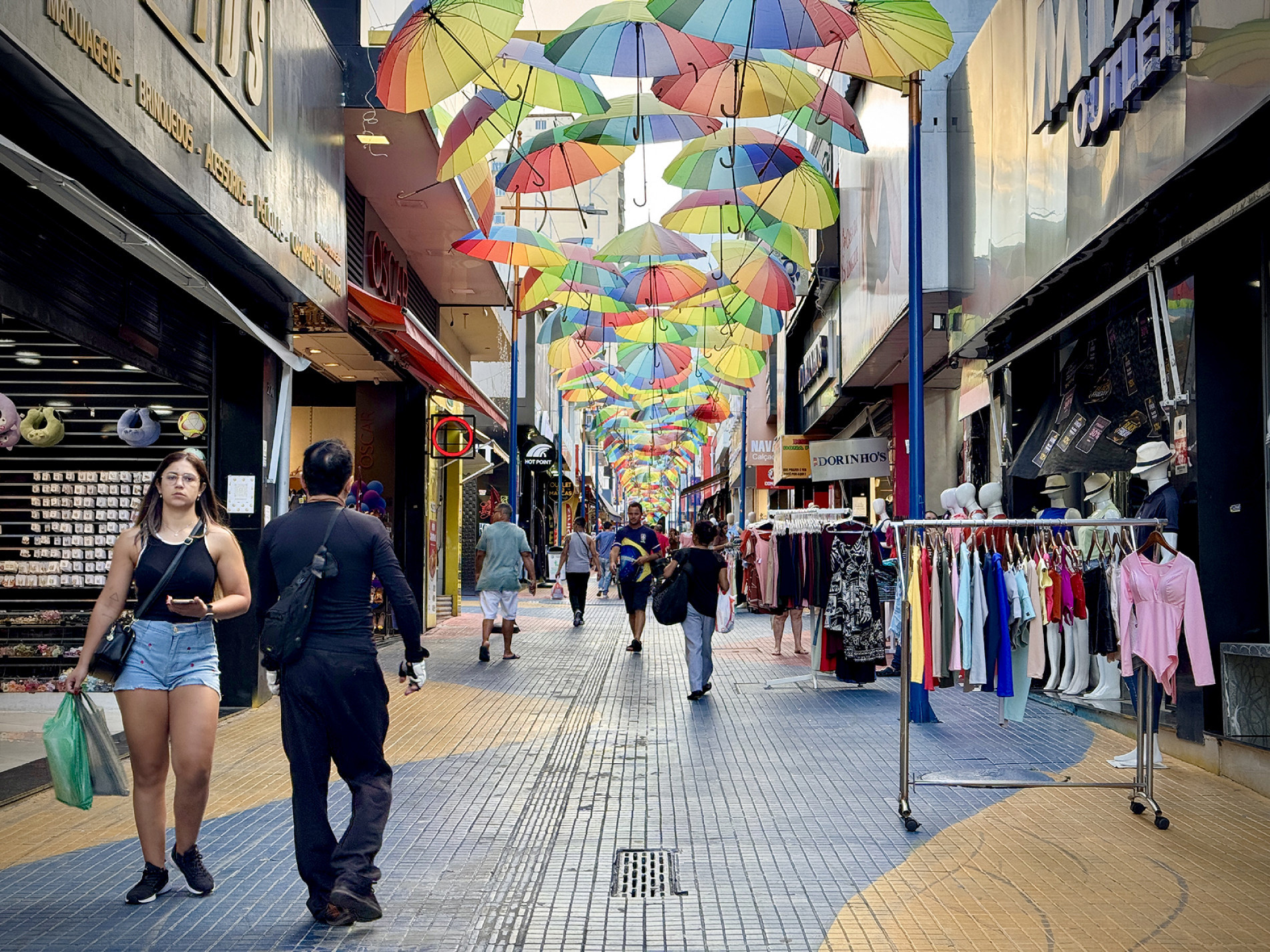 No vaivém das ruas e dos shoppings, sinais de que o consumo começa a ganhar fôlego revelam um movimento que se repete há décadas: a expectativa pela entrada do 13º salário
