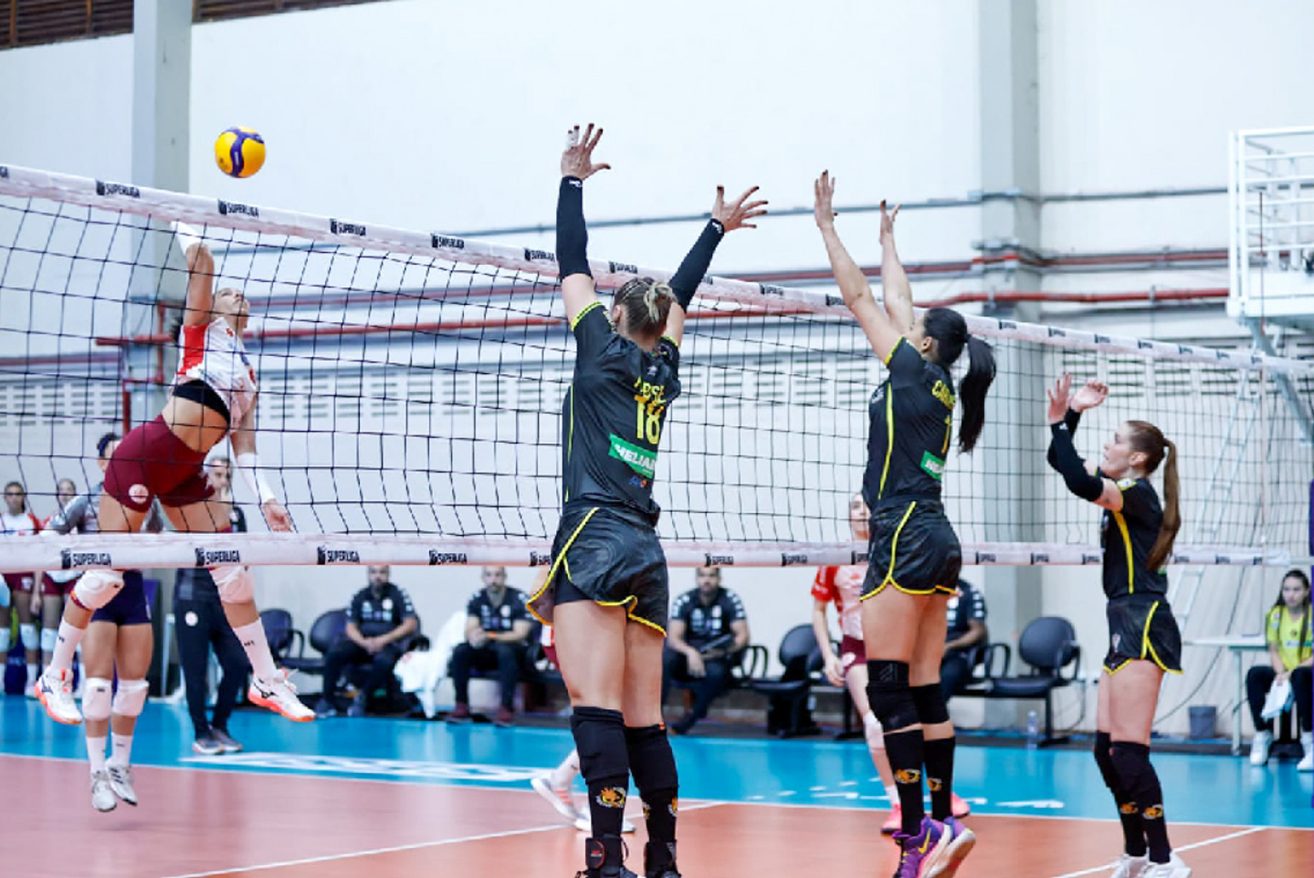 Jogadoras em ação durante a partida contra Praia Grande
