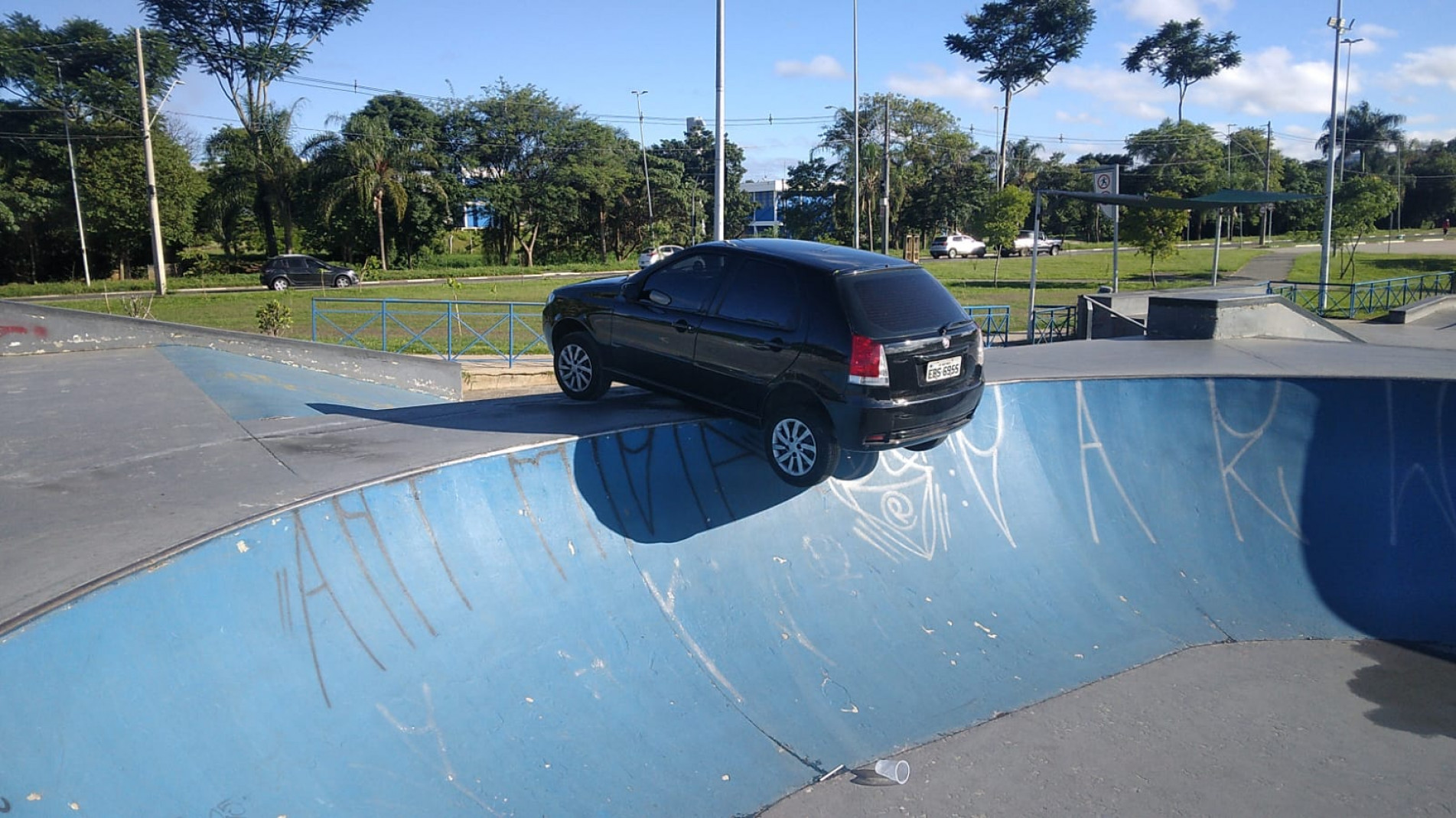 Carro estava na pista de skate do Parque das Águas