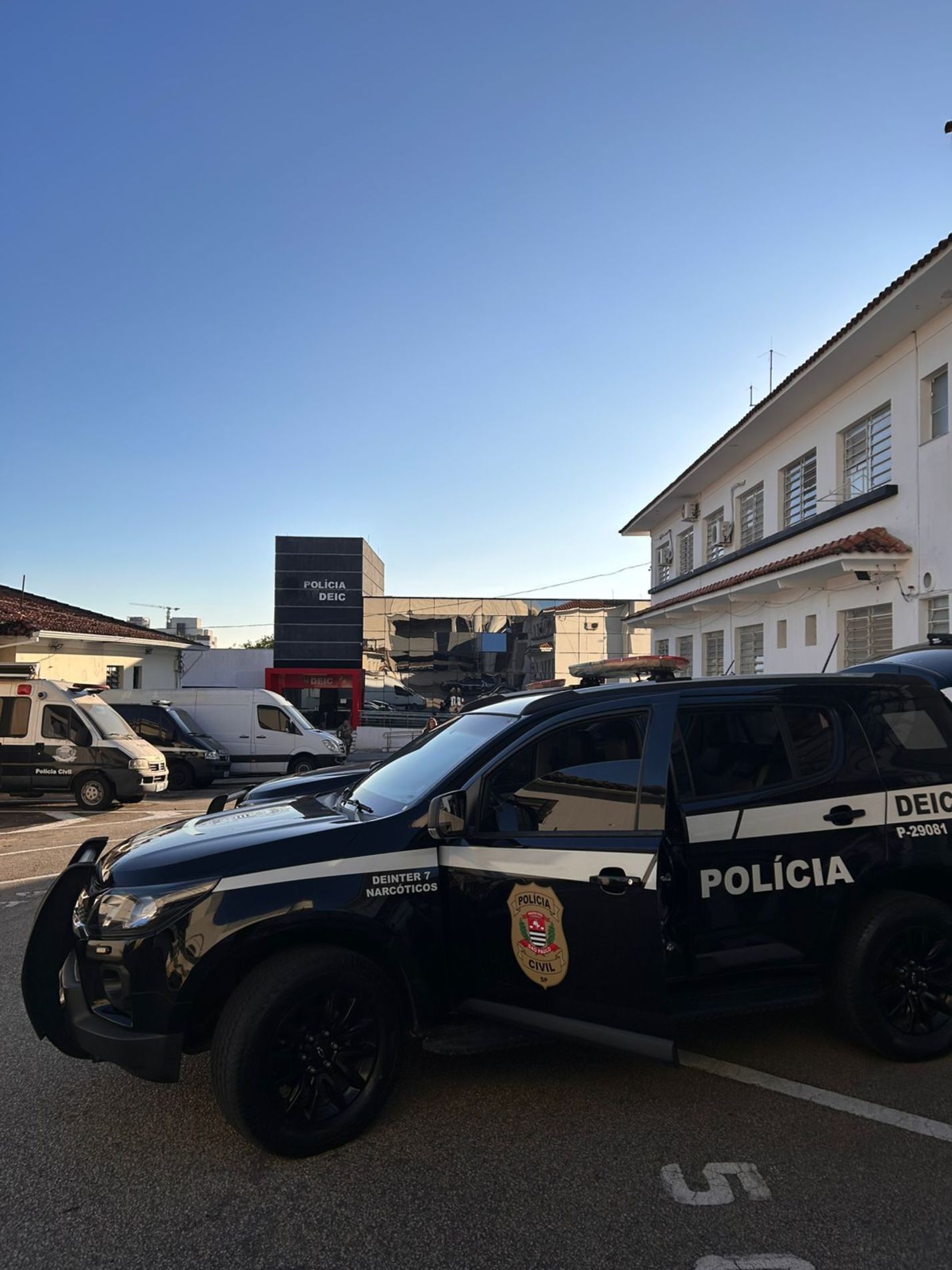 Na data dos fatos, a vítima foi abordada perto de sua casa, colocada à força em um veículo semelhante ao seu e levada para um matagal