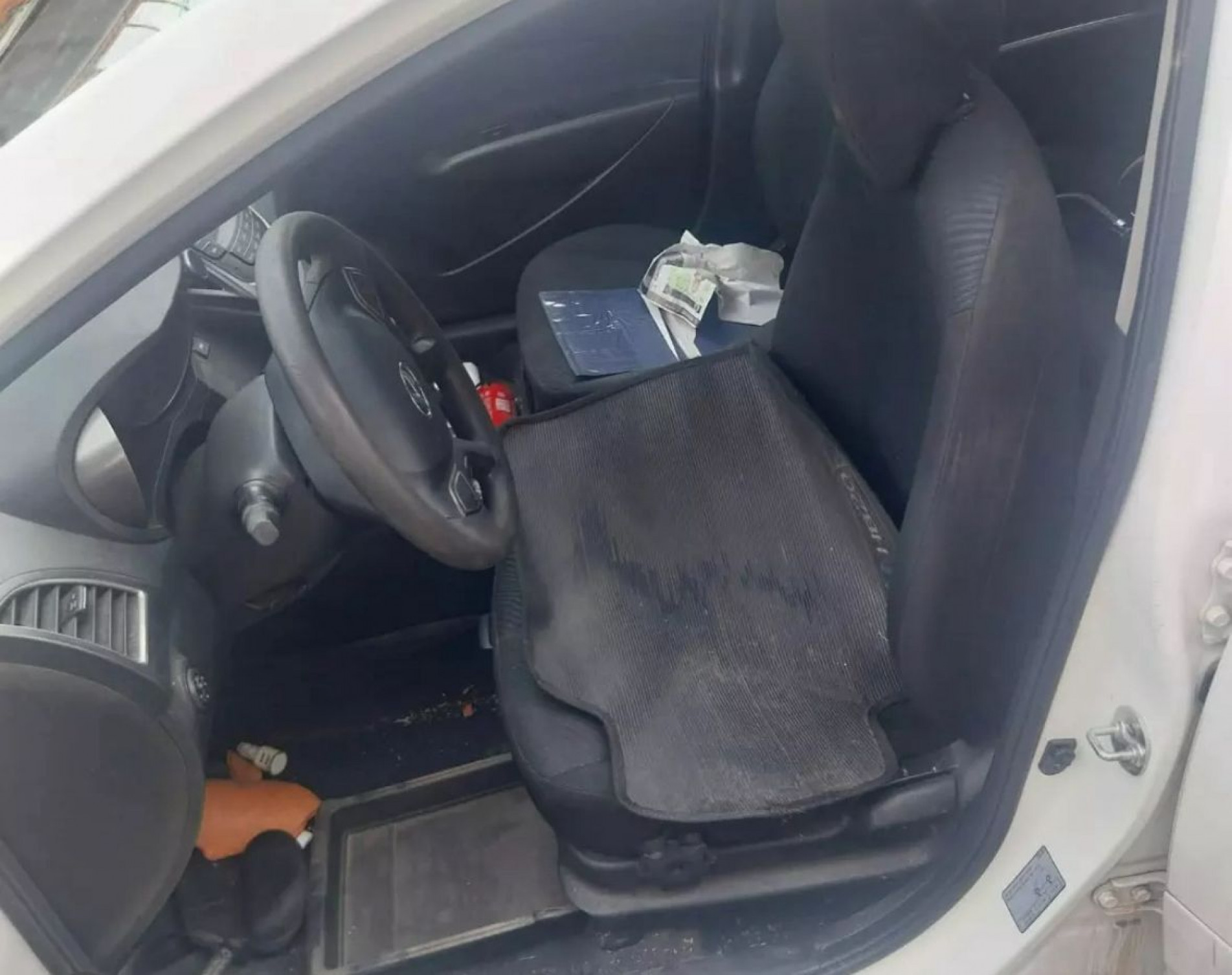 Um dos criminosos passou para o banco da frente enquanto o comparsa o enforcava