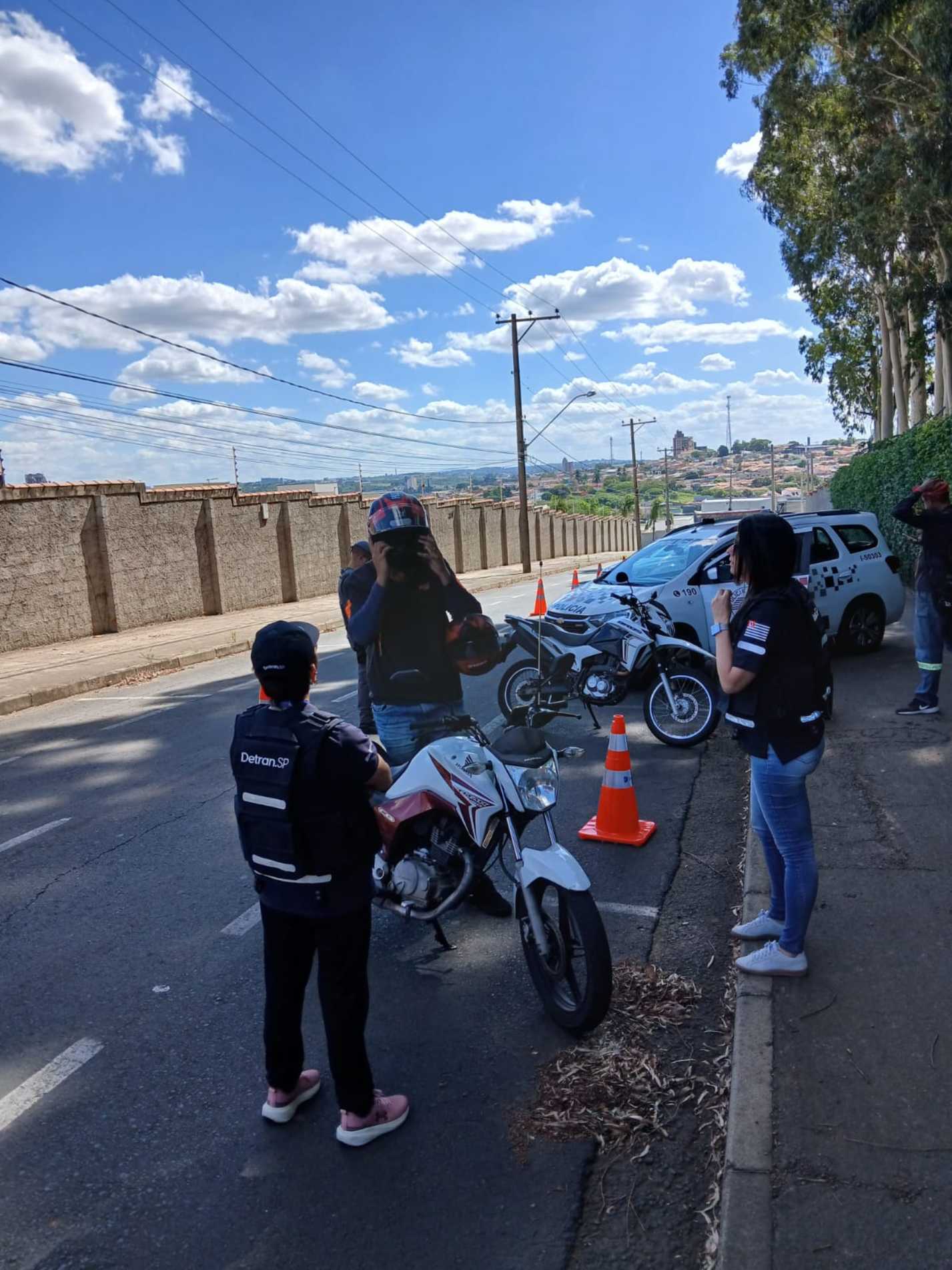 Ao todo, 32 condutores foram abordados, resultando em 21 autuações. Cinco motos foram recolhidas por irregularidades.
