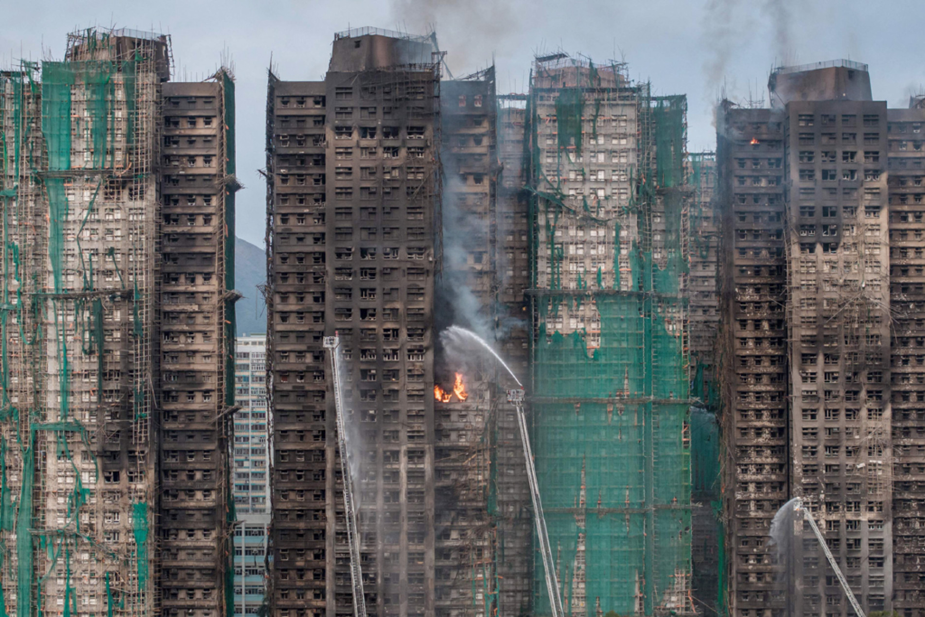 Fogo se alastrou por prédios de apartamentos 
