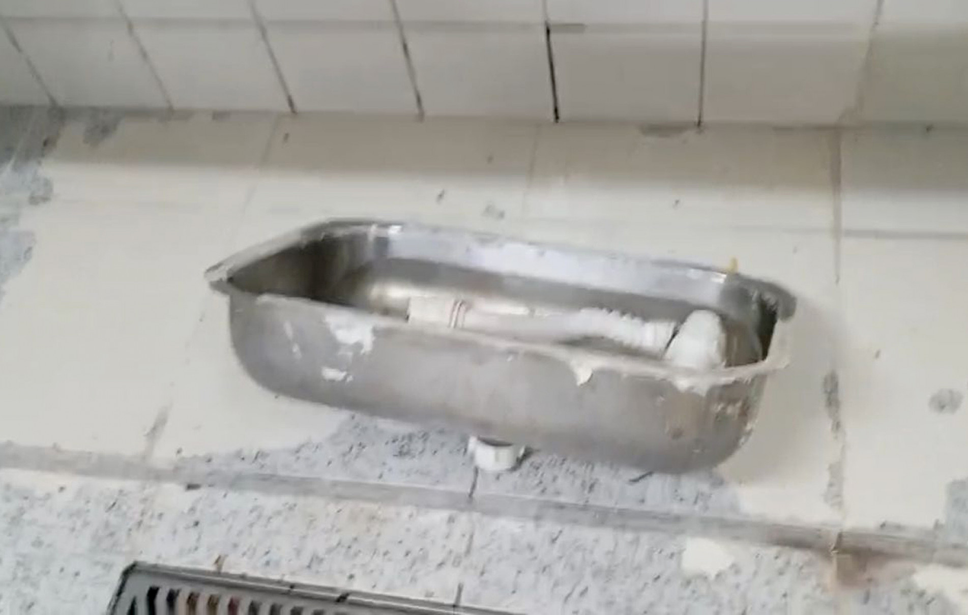 Cuba da pia da cozinha se soltou e também há queixa de entupimento e mau cheiro 
