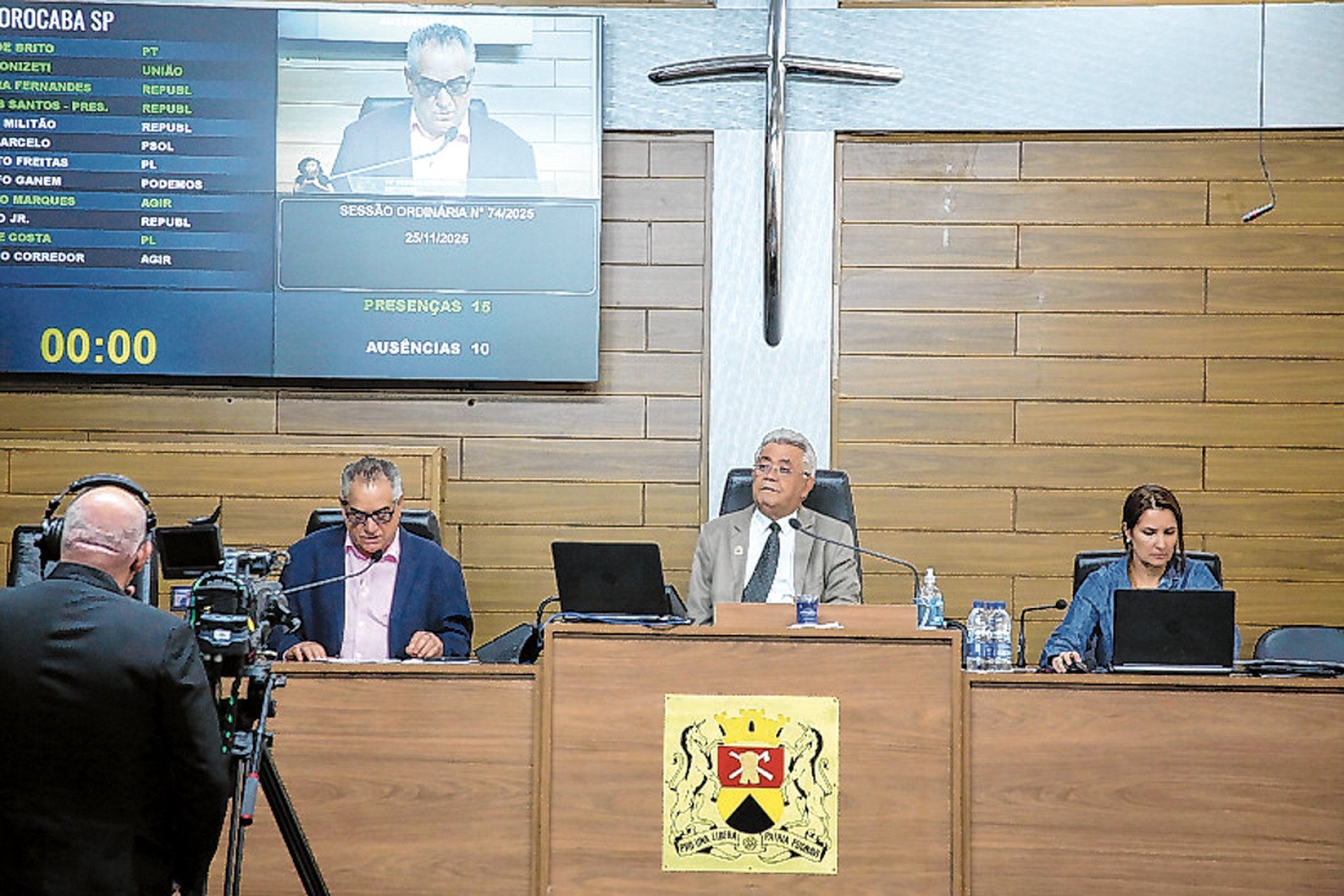 Parlamentares em sessão no plenário da Câmara
