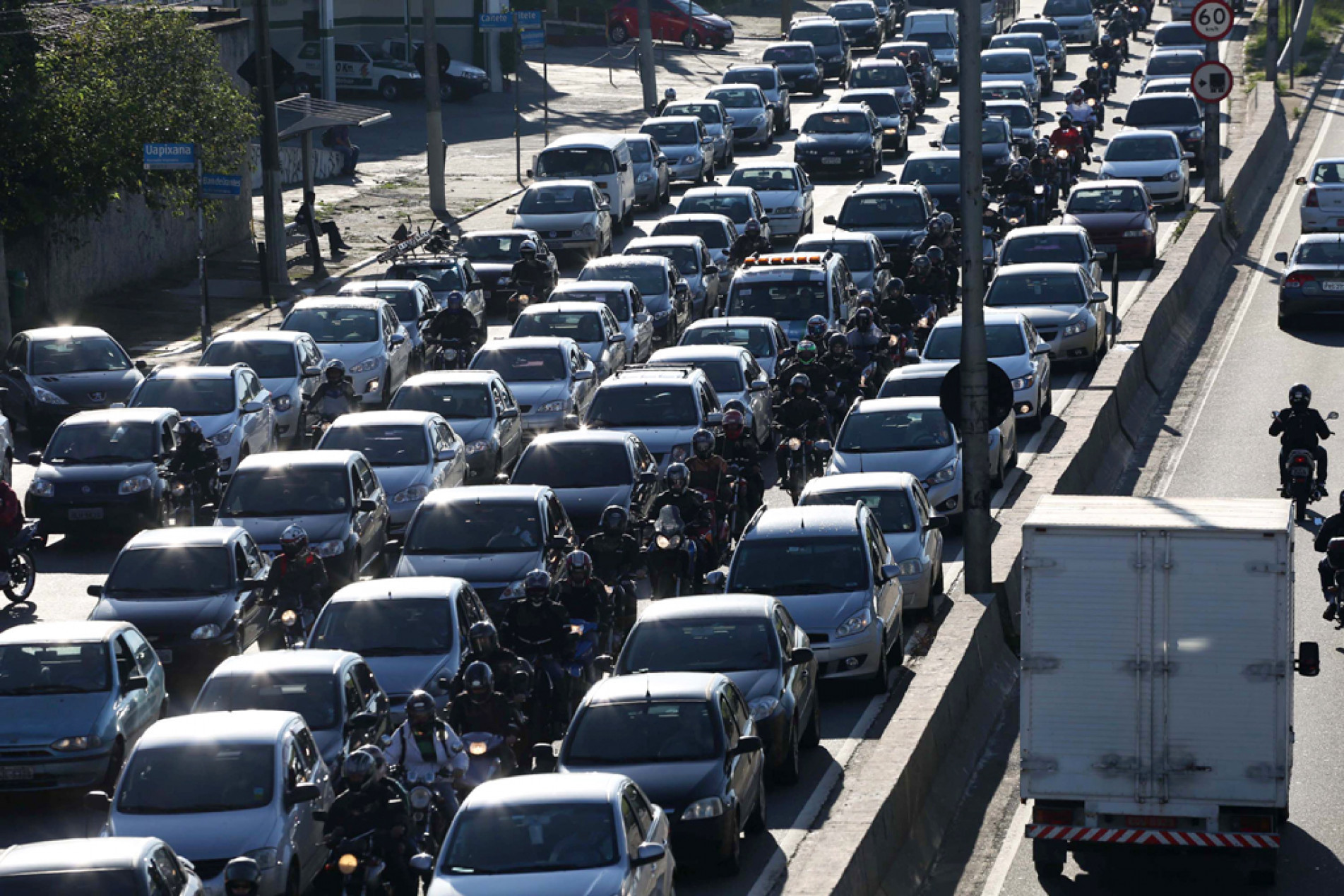  SP - TR?NSITO/BANDEIRANTES - GERAL - Tr?nsito intenso na Avenida Bandeirantes, em dire??o as Marginais, pr?ximo ao Aeroporto de Congonhas, Zona Sul de S?o Paulo (SP), na manh? desta quinta-feira (8). O rod?zio de ve?culos na capital volta na pr?xima segunda-feira (12). 08/01/2015 - Foto: RENATO S. CERQUEIRA/FUTURA PRESS/FUTURA PRESS/ESTAD?O CONTE?DO