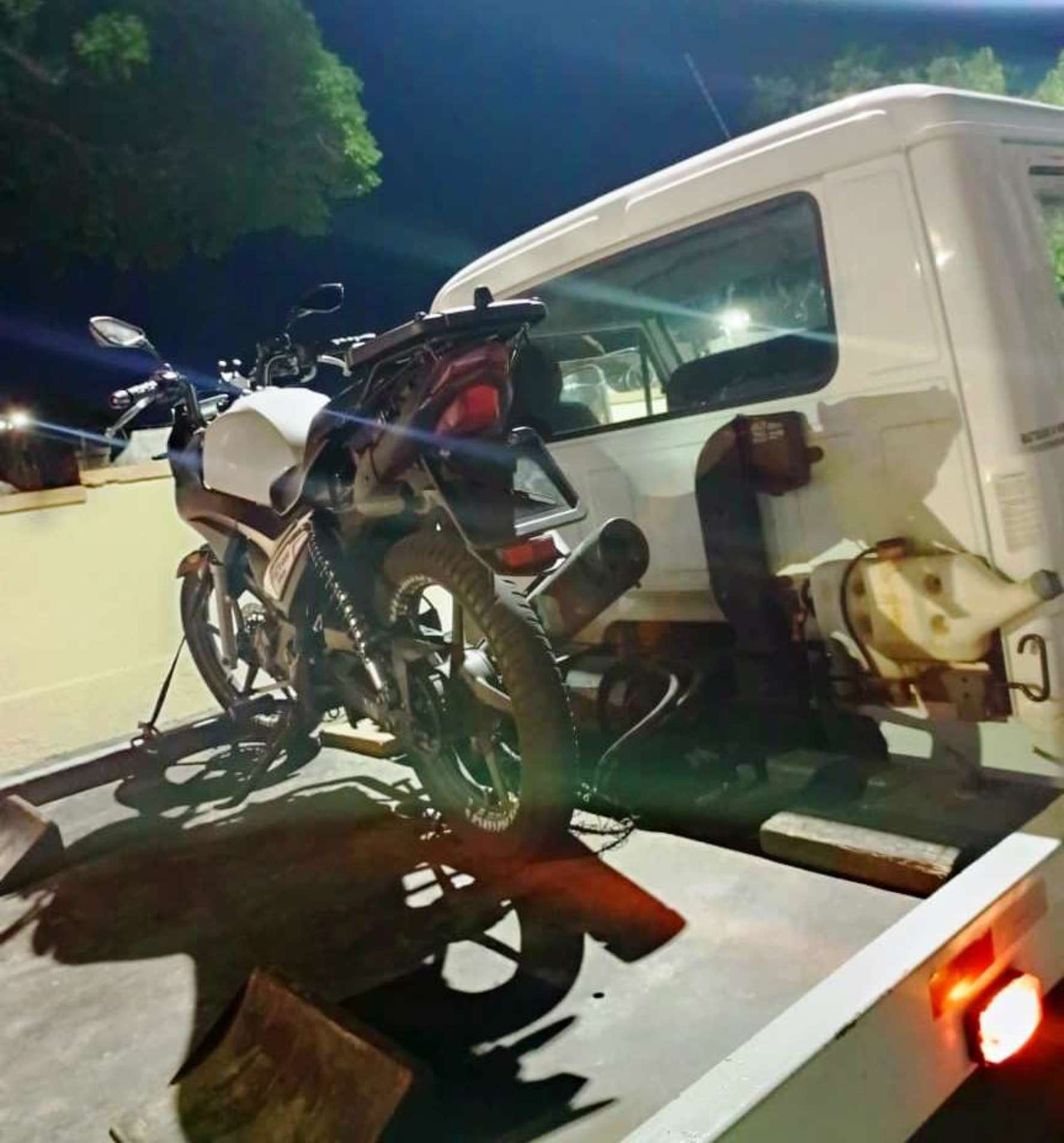 A moto, uma Yamaha YBR 150 de cor branca, estava sem placa