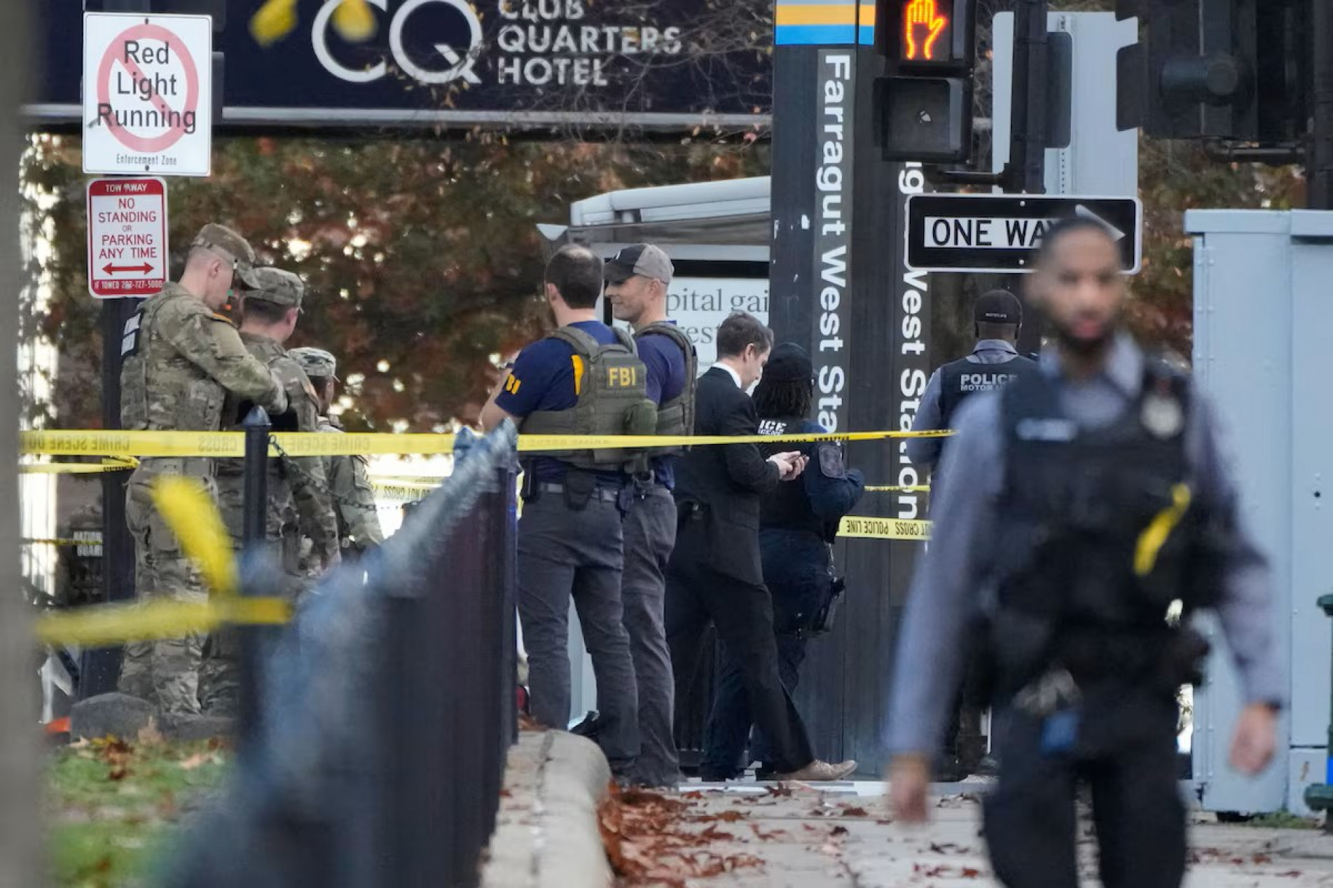 Equipes de emergência se reúnem perto do local onde soldados da Guarda Nacional aparentemente foram baleados, próximo à Casa Branca