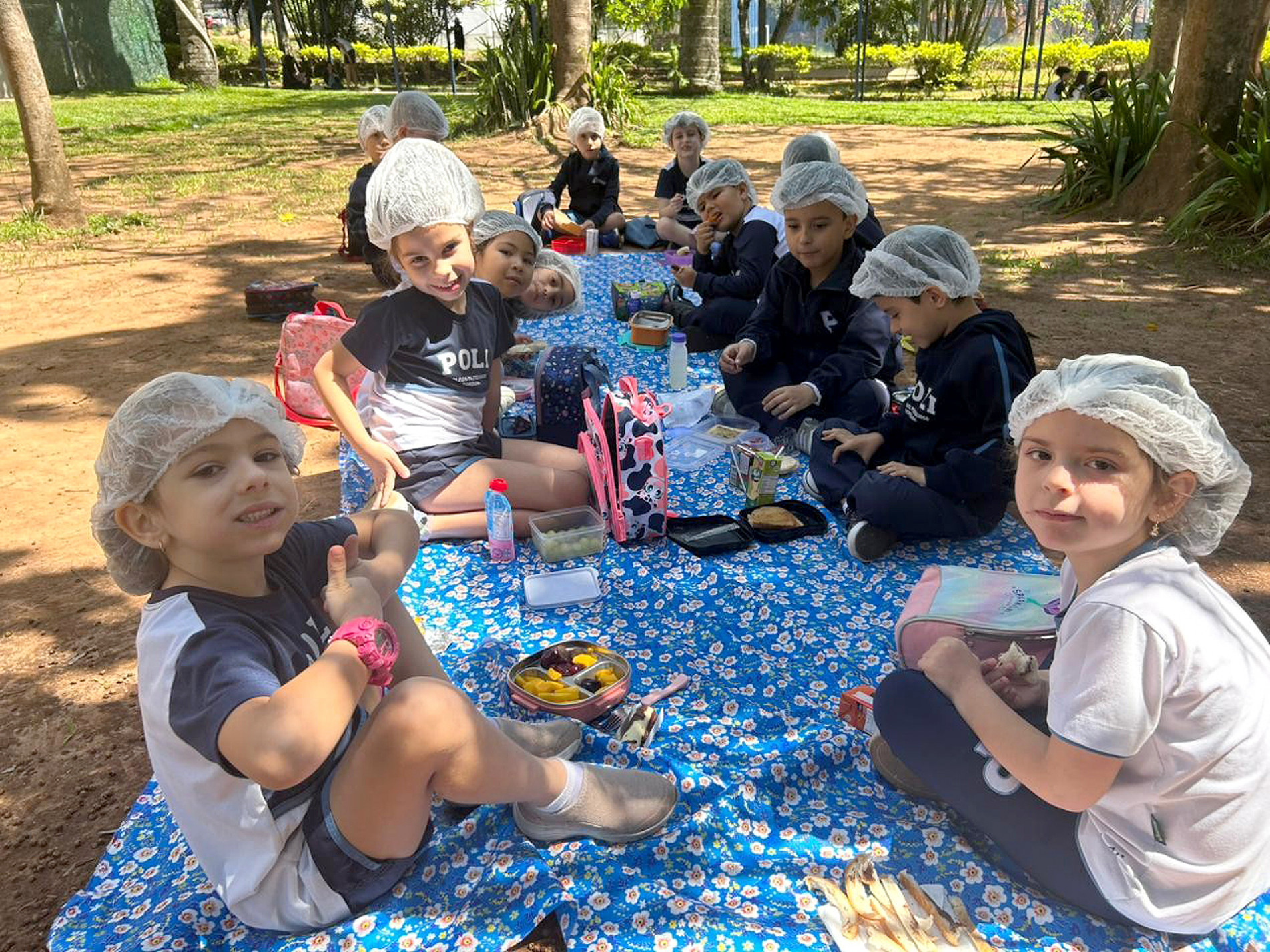 Durante as atividades, as crianças experimentaram diferentes maneiras de aprender, do recorte e colagem ao cultivo de feijões e ao preparo do 