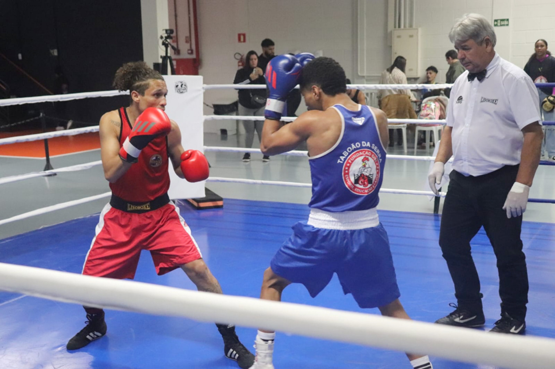 Sorocabano (de vermelho) enfrenta Alek Olímpo pela categoria 68 quilos: evento de boxe e MMA será em Ribeirão Preto
