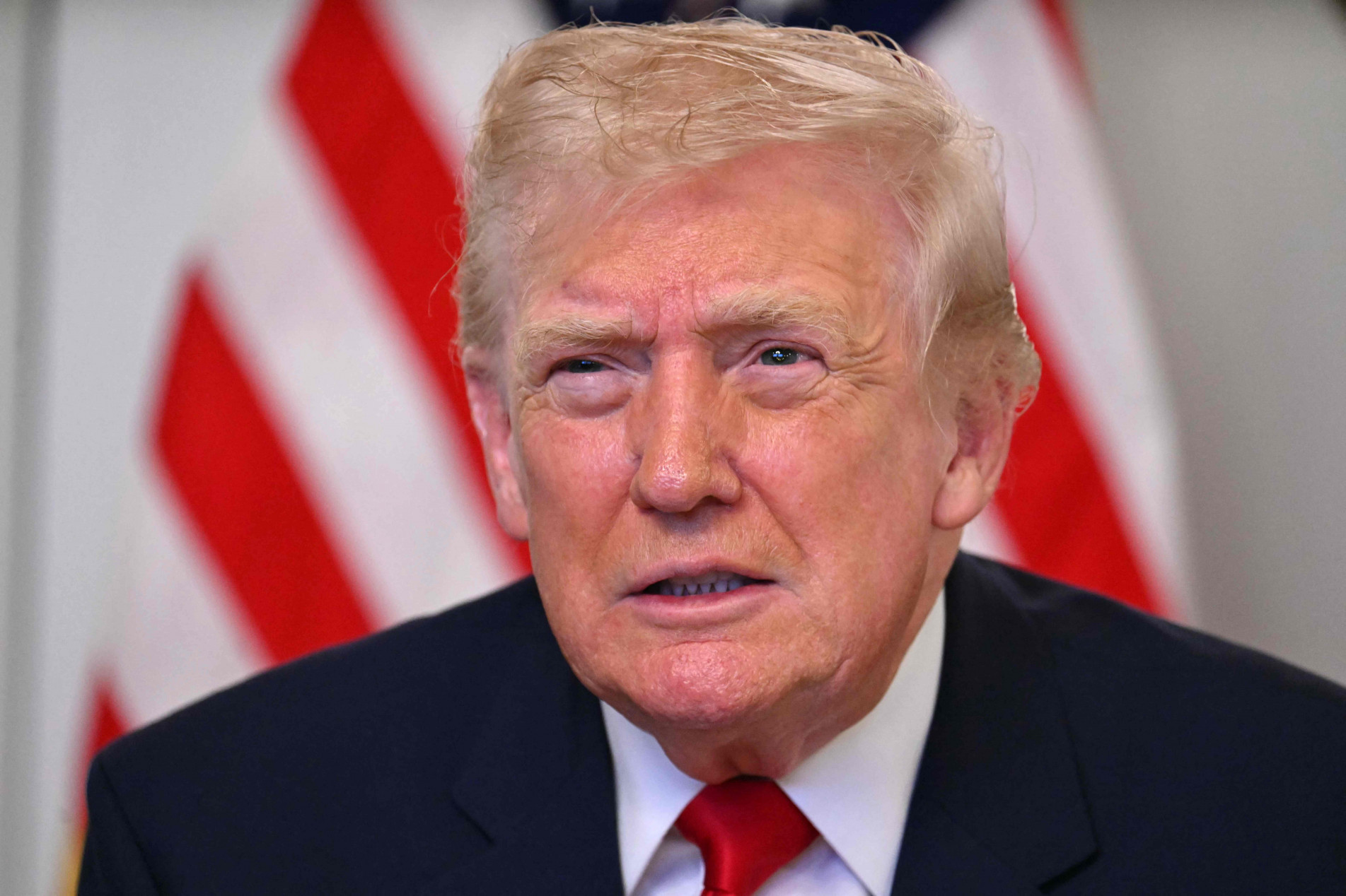 Na quinta-feira (27), Trump já havia ordenado uma revisão dos green cards de estrangeiros de 19 países