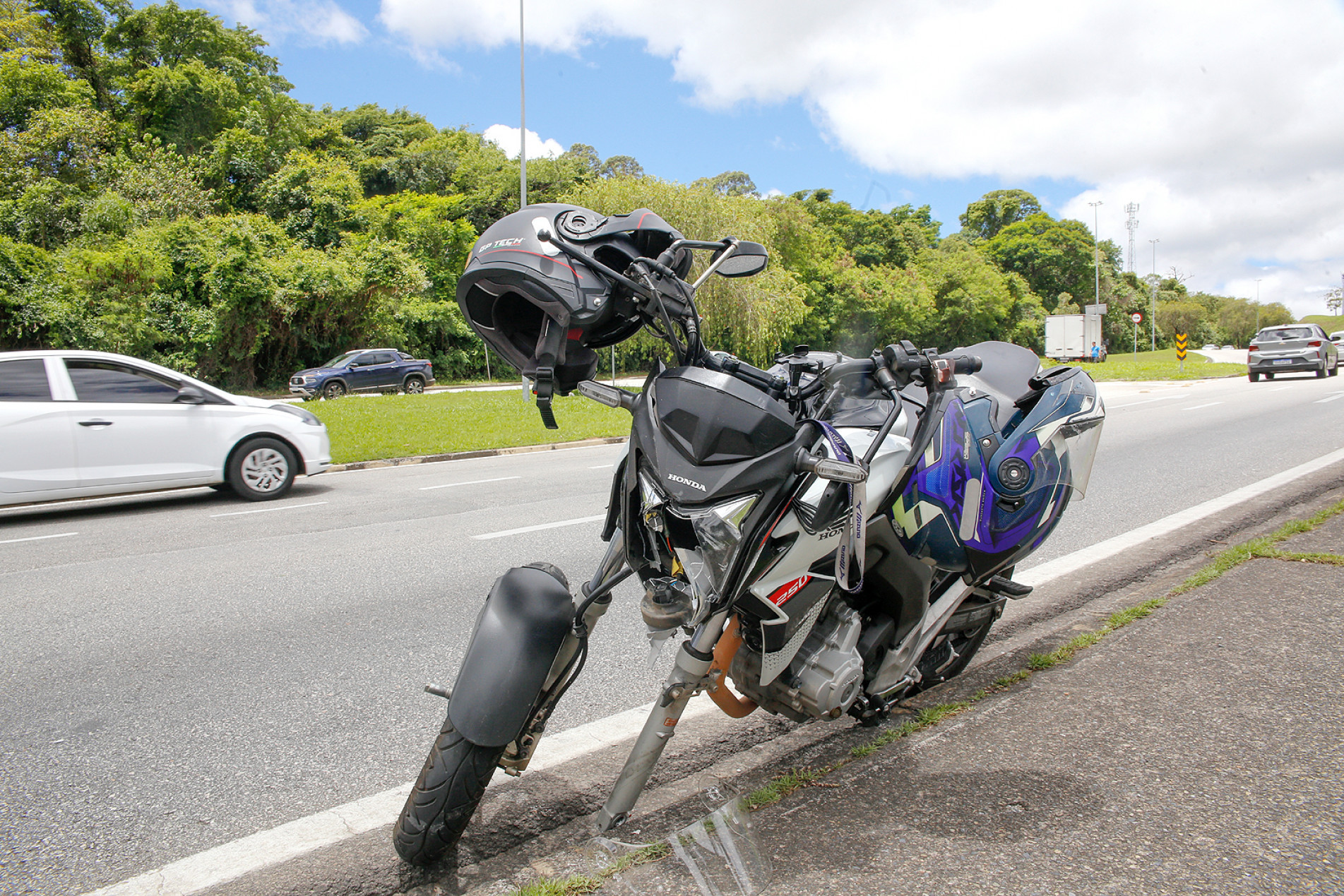 Número de motociclistas em circulação nas ruas aumentou nos últimos anos devido a serviços de entrega, entre outros motivos; apesar do uso obrigatório do capacete, eles são mais vulneráveis a colisões do que pessoas em outros veículos