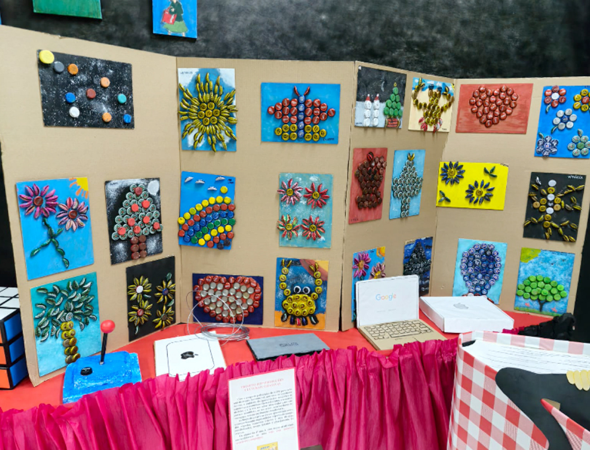 Visitantes circularam pelas salas temáticas da mostra cultural que exibiu projetos 
desenvolvidos durante todo o ano letivo
