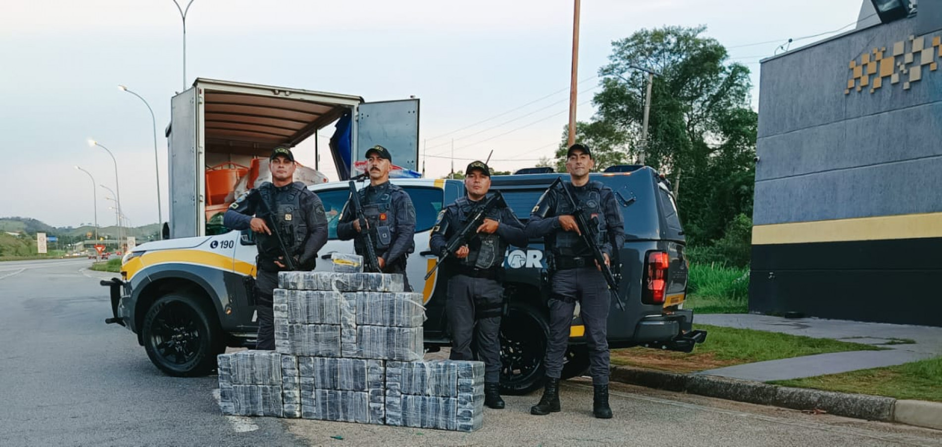 Durante a abordagem a um caminhão, a equipe localizou 254 tijolos de pasta base de cocaína, somando 263 kg da droga, escondidos no compartimento de carga