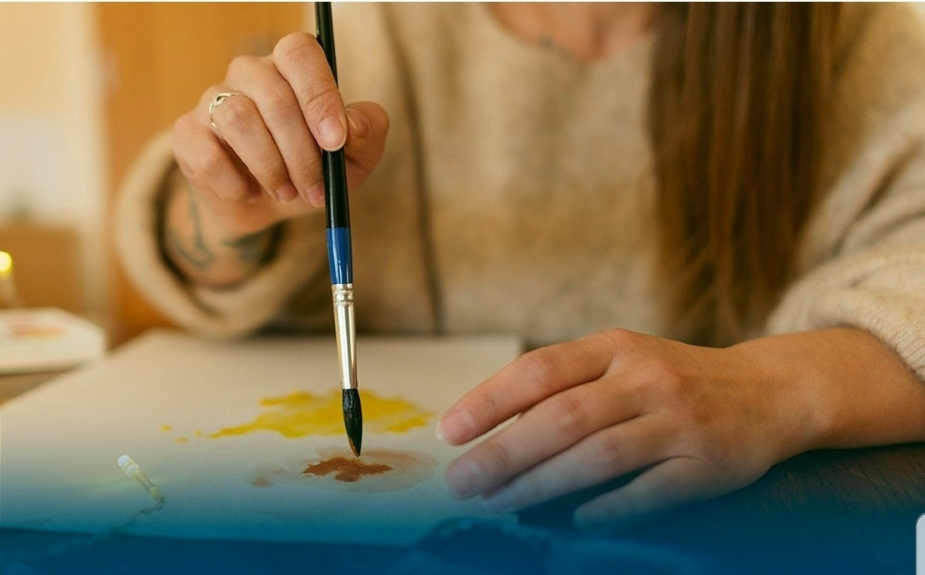 A atividade gratuita, propõe a produção de trabalhos em técnicas como aquarela, pintura em seda, colagem e stencil