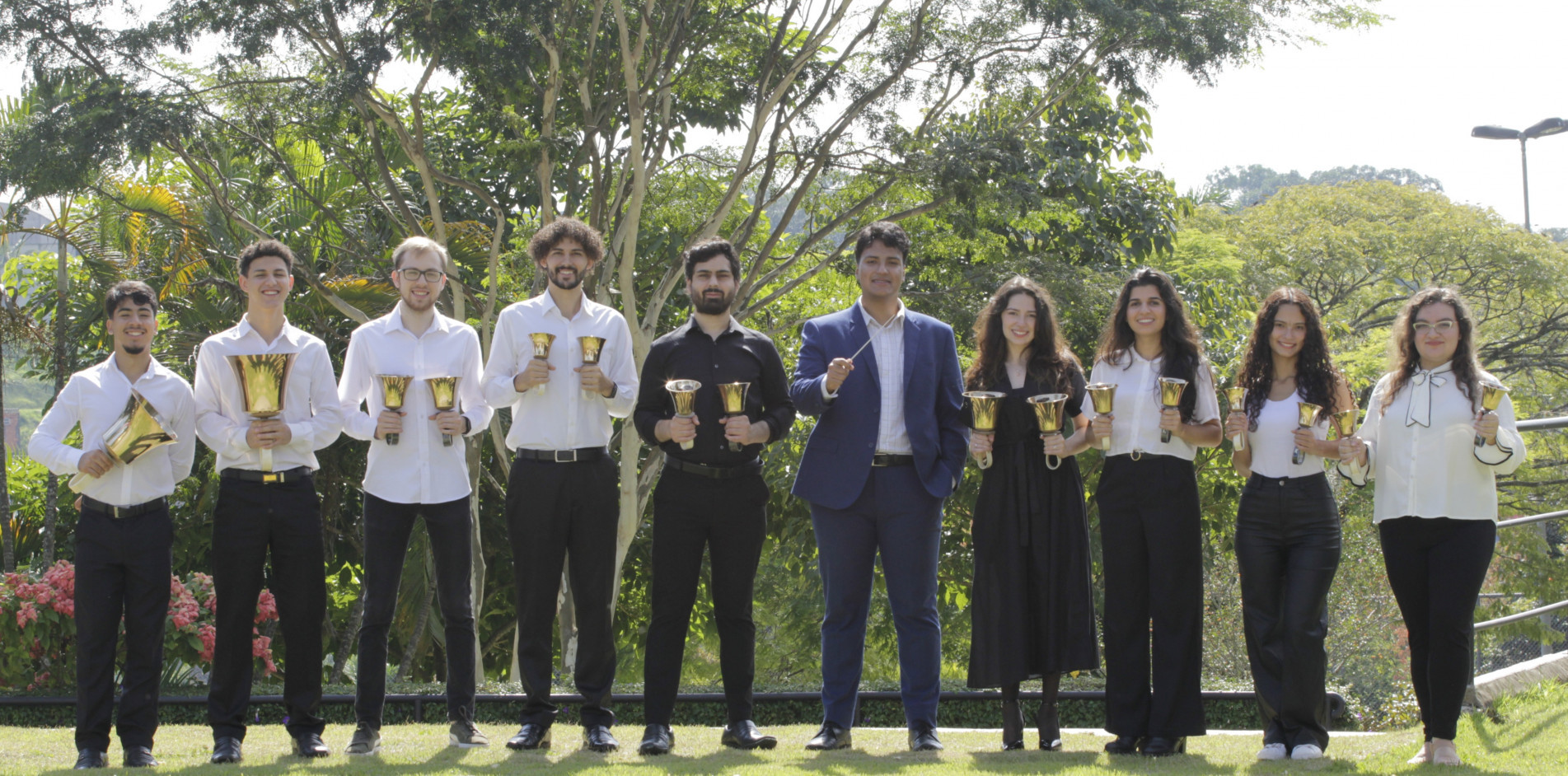  Cada sineiro toca de três a sete instrumentos, conforme a técnica e a obra executada