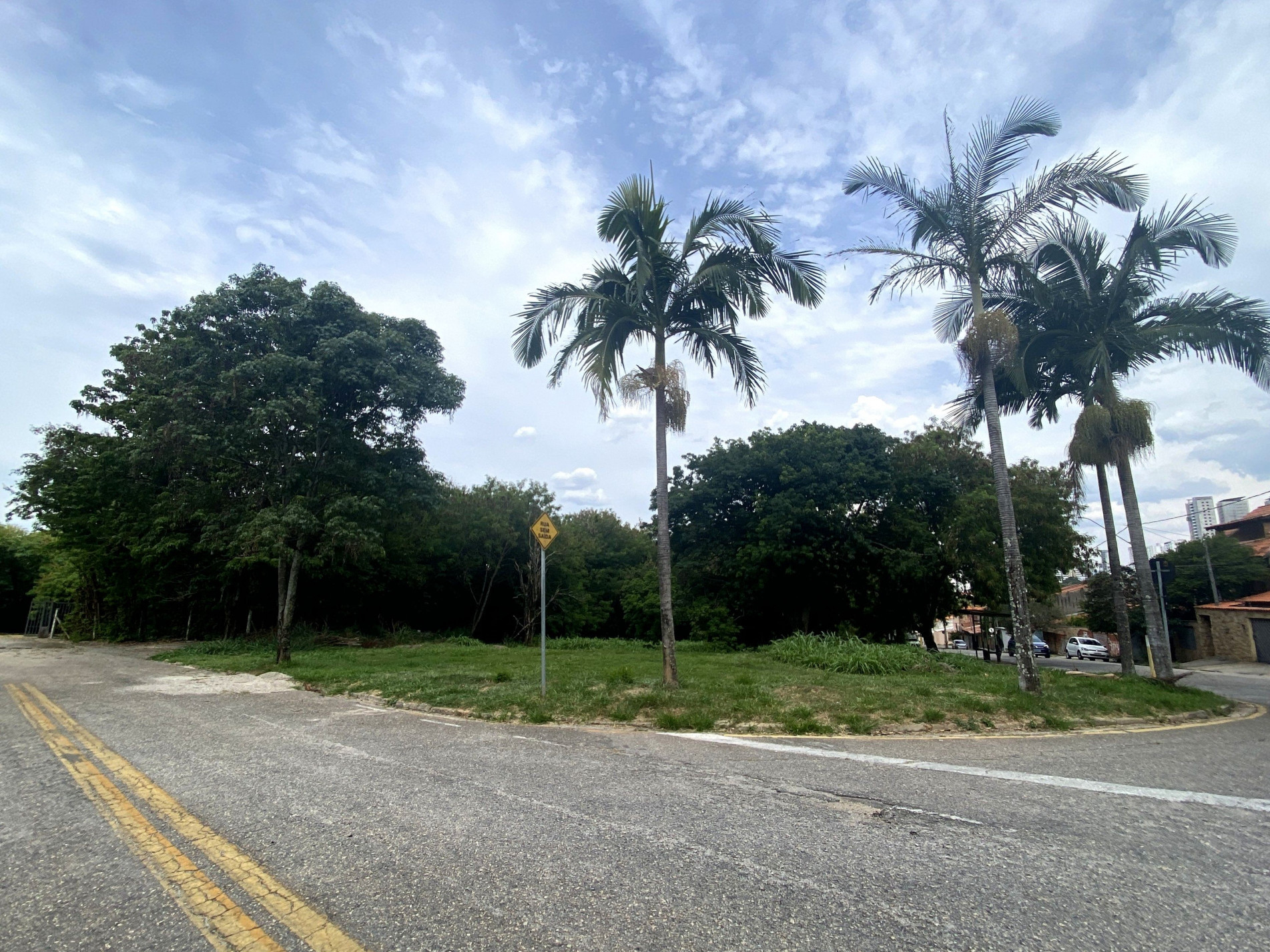 Imóvel está localizado nas esquinas das ruas Professor Magalhães de Noronha, Professor Daniel Pereira e Professora Francisca Vaz de Almeida