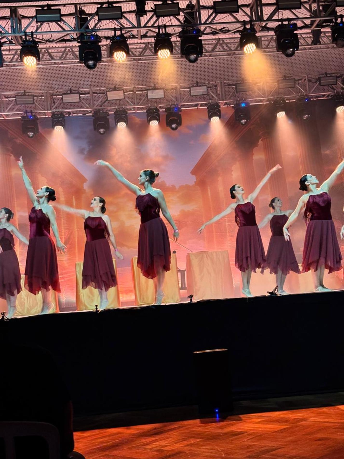 Jovens talentos, cheios de criatividade e entusiasmo, encantaram a plateia com coreografias que mesclavam cores, ritmos e significados