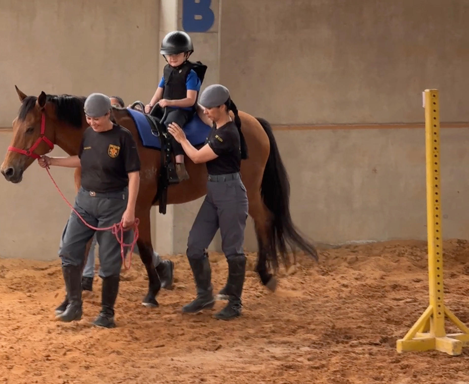 Iniciativa é realiza no espaço do Comando de Policiamento do Interior (CPI-7), onde está instalado o 14º BAEP; toda semana as crianças e seus responsáveis tinham a oportunidade de interagir com os cavalos por meio da prática terapêutica da equoterapia
