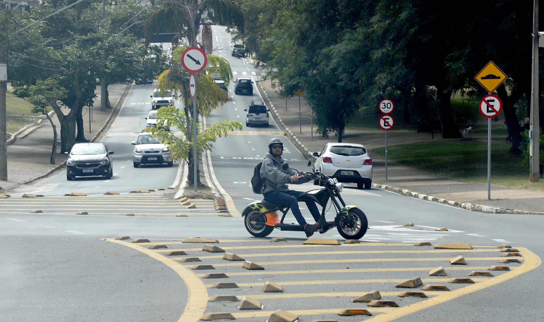 Veículos elétricos leves já fazem parte do dia a dia da cidade, mas ainda circulam com pouca regulamentação e fiscalização
