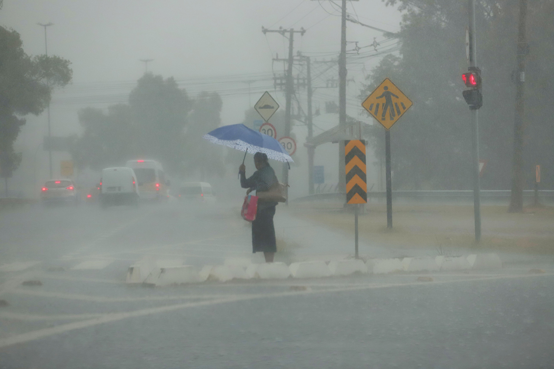 Frente fria combinada ao calor prévio aumenta risco de tempestades severas na região: há alerta para hoje
