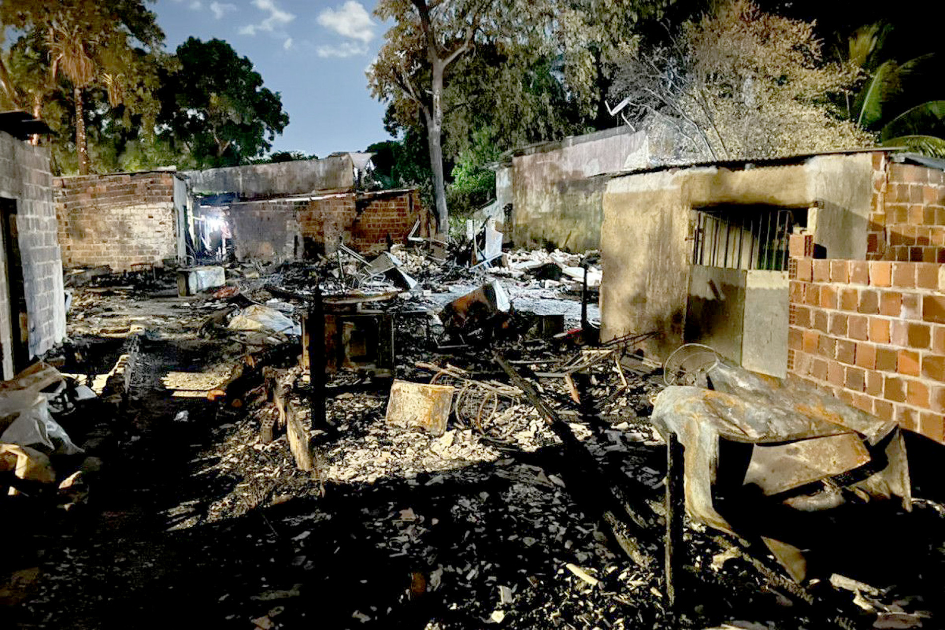 Pais das crianças teria ateado fogo na casa e foi preso 
