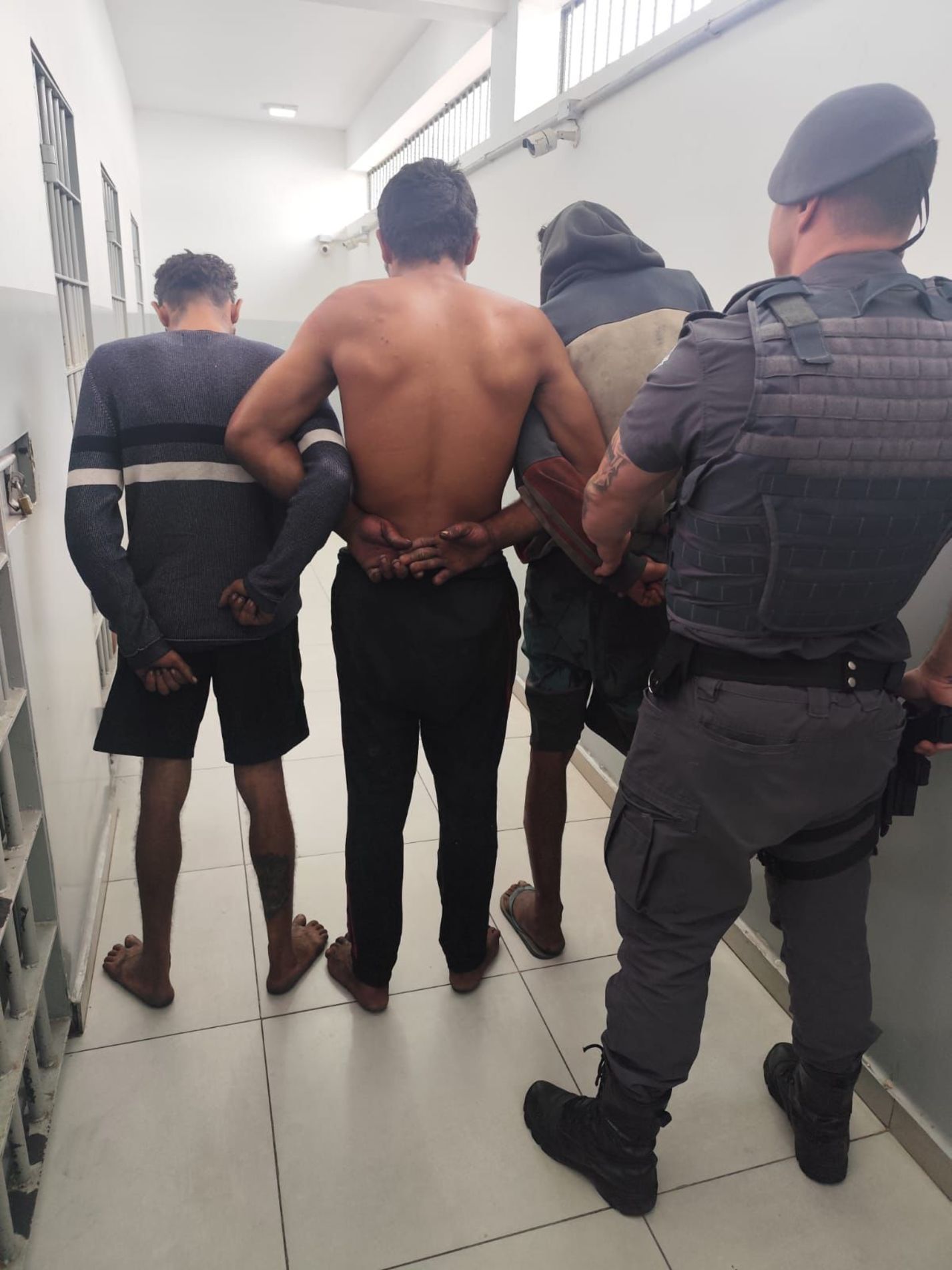 Os detidos foram encaminhados ao Plantão Policial, onde o caso foi registrado e seguirá para investigação