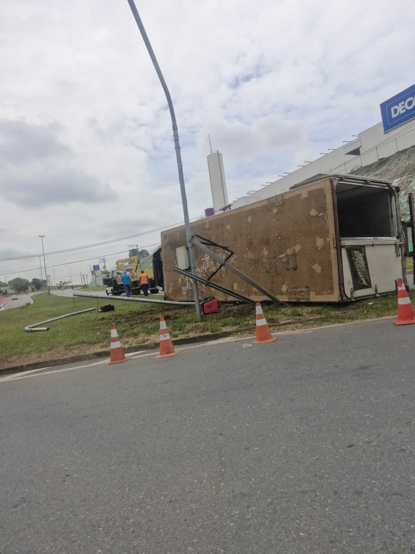 O caminhão permaneceu no canteiro central. Não houve bloqueio de faixas