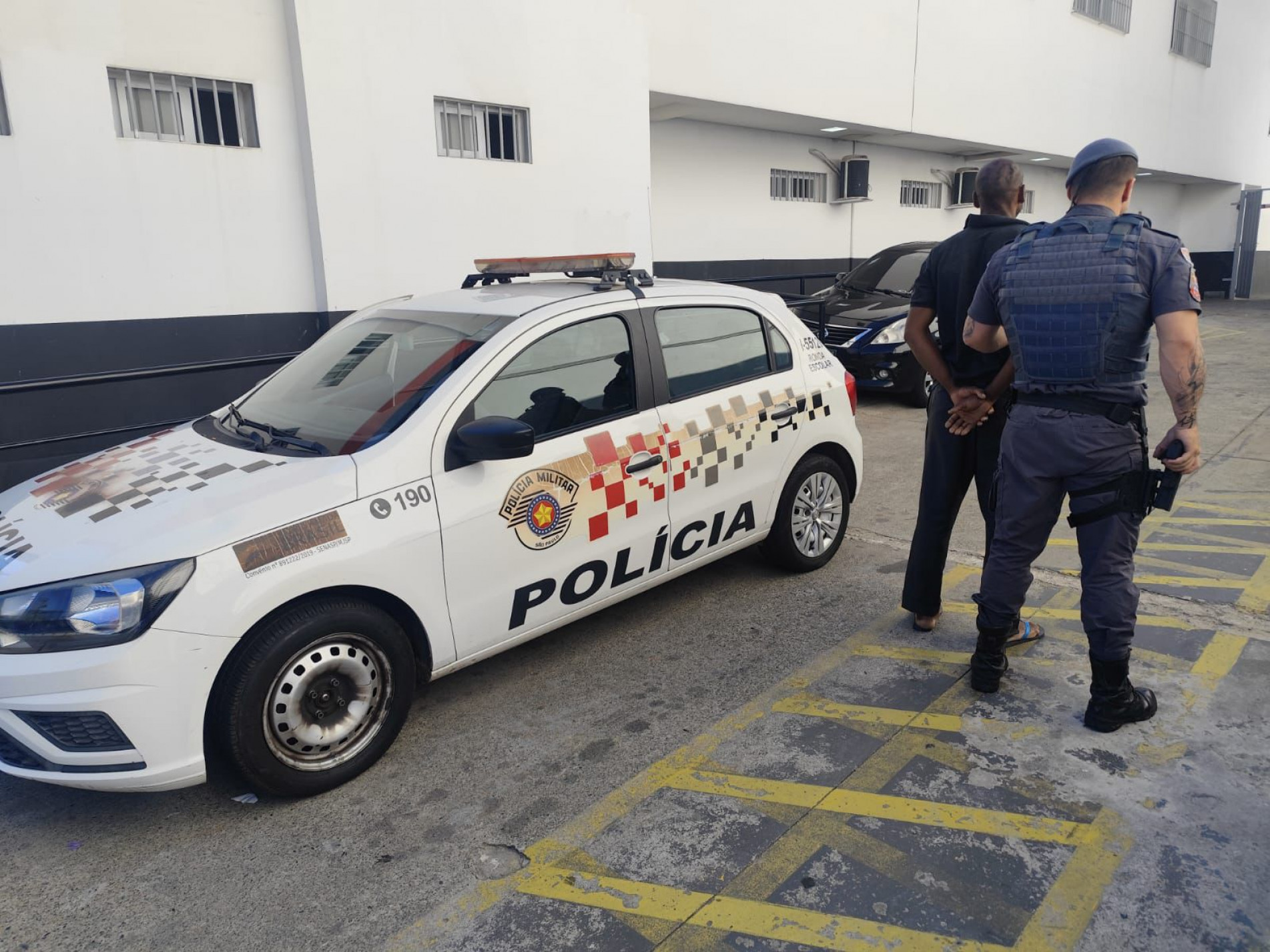 Dado voz de prisão ao indivíduo e conduzido ao Plantão Policial