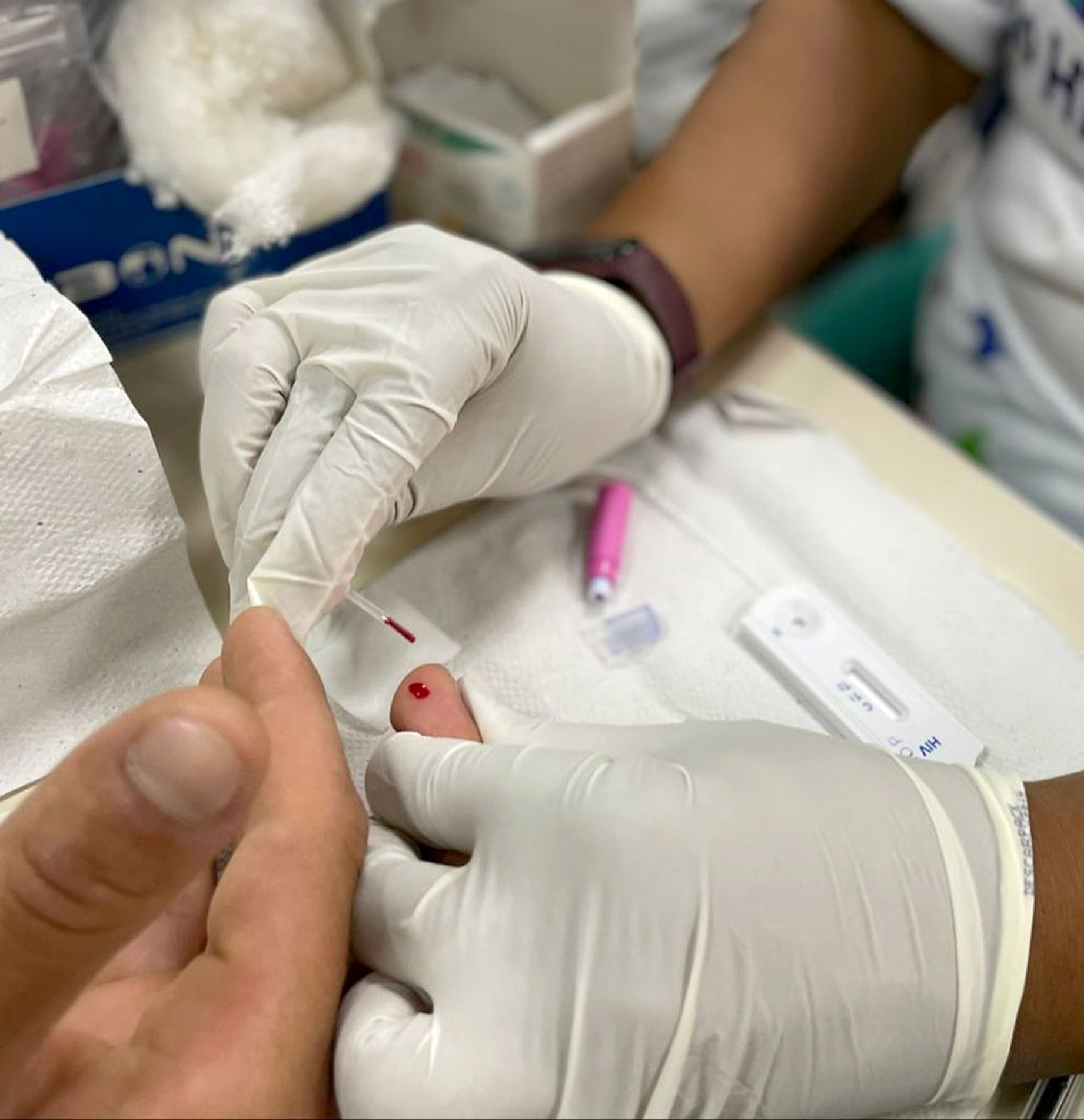 A testagem rápida é gratuita; o resultado é liberado em cerca de 30 minutos
