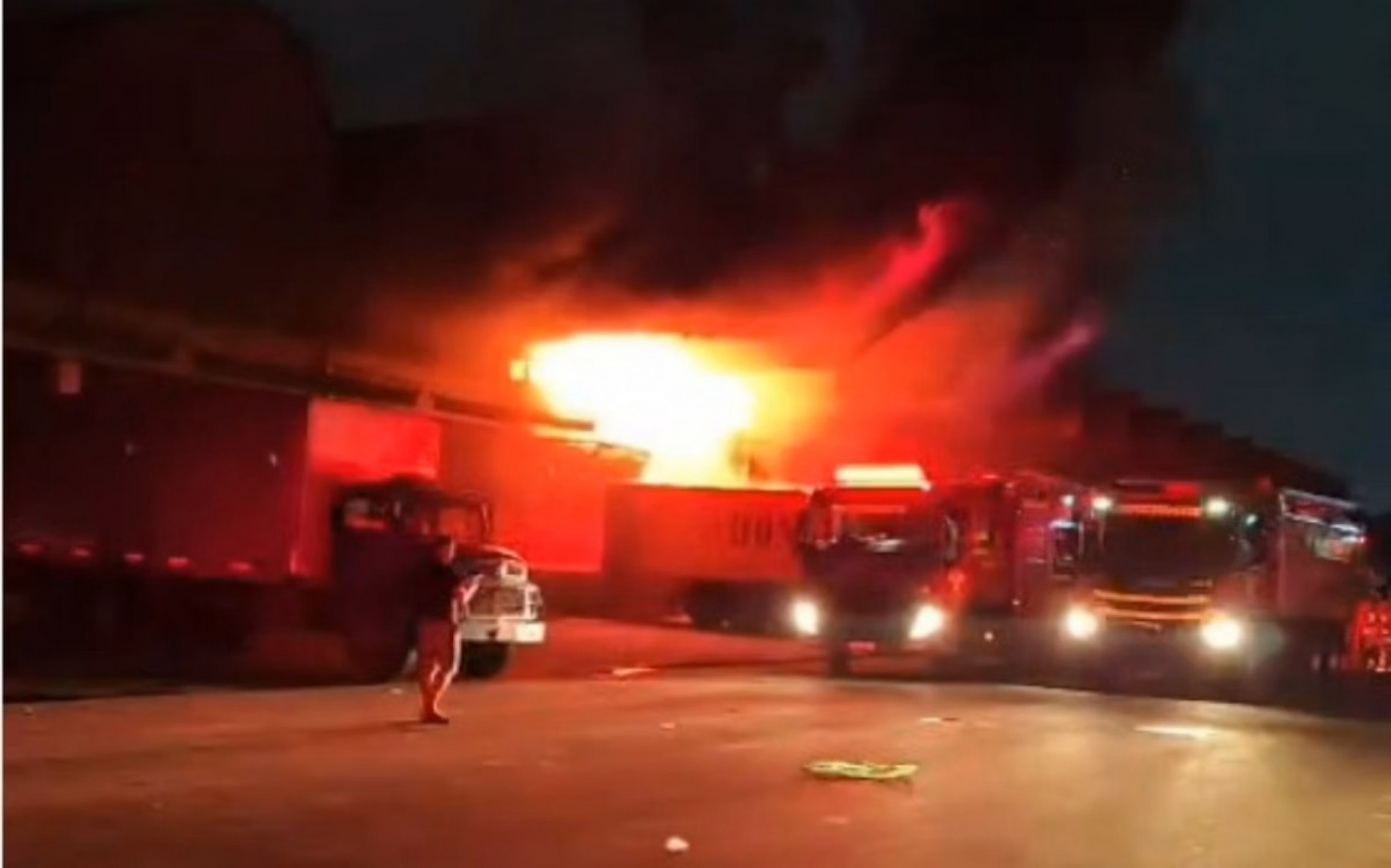 As chamas atingiram o Pavilhão 43