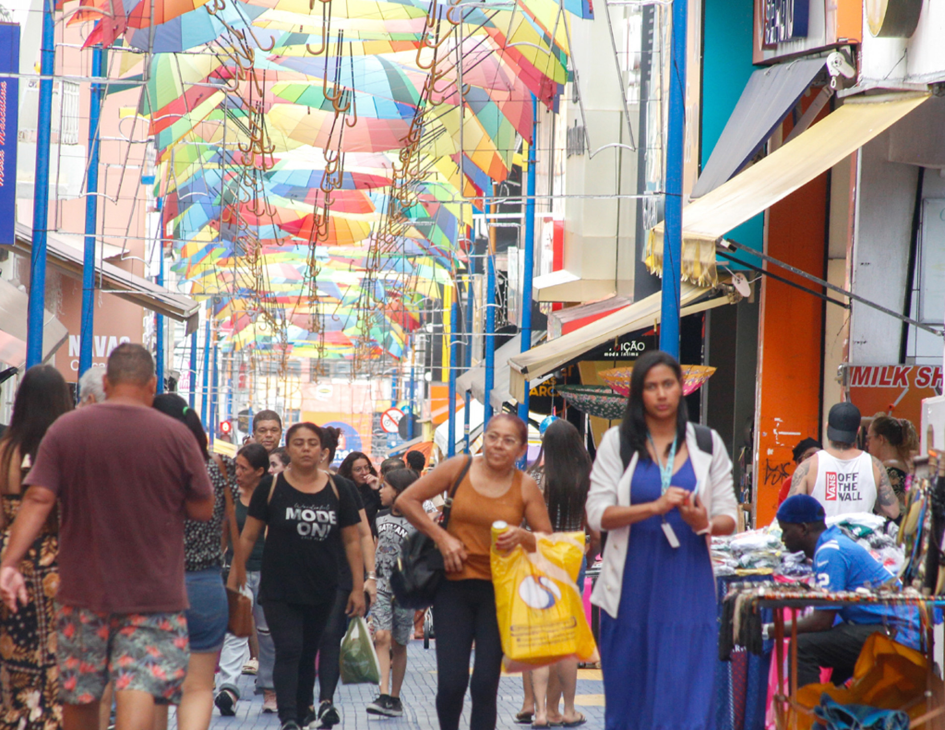 Consumidores aproveitam o clima festivo e abrem a temporada de compras natalinas
