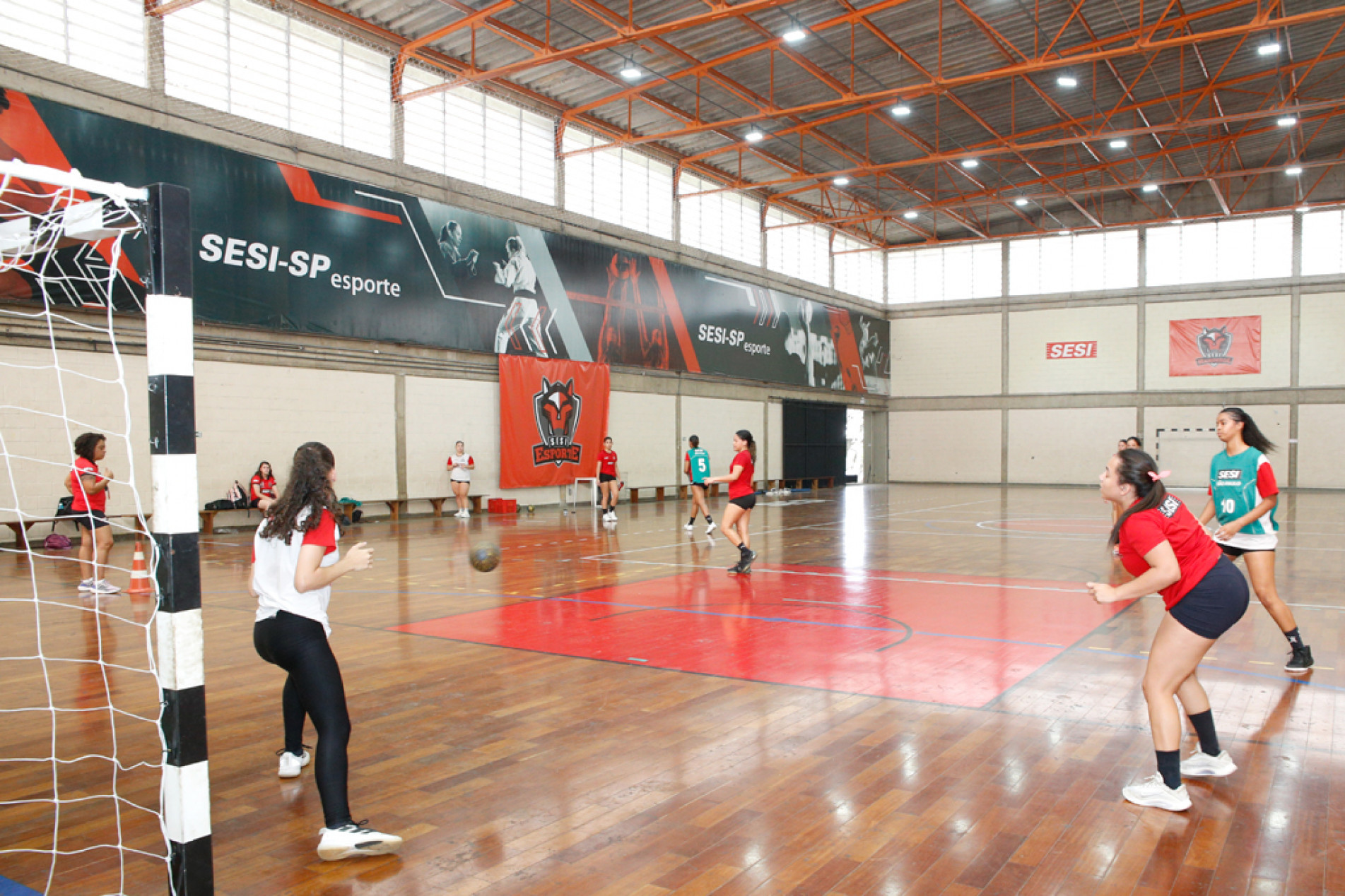 Com jogadoras de vários estados e rotina de convivência intensa, equipe chega à
decisão guiada por raça, organização e amadurecimento fora das quadras
