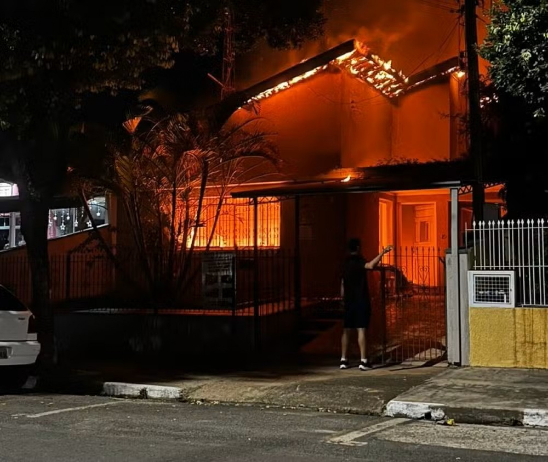 O incêndio foi controlado com o apoio de seis viaturas