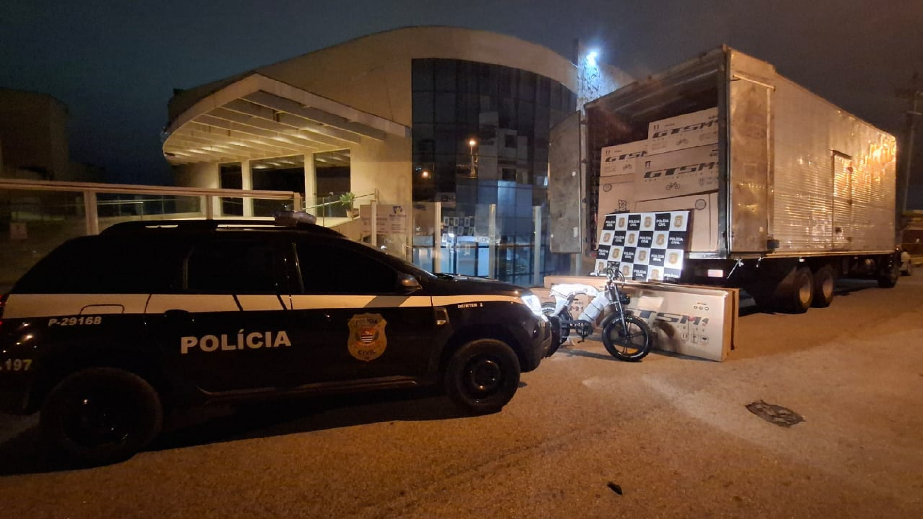 Os acusados transportavam bicicletas convencionais e elétricas em dois caminhões