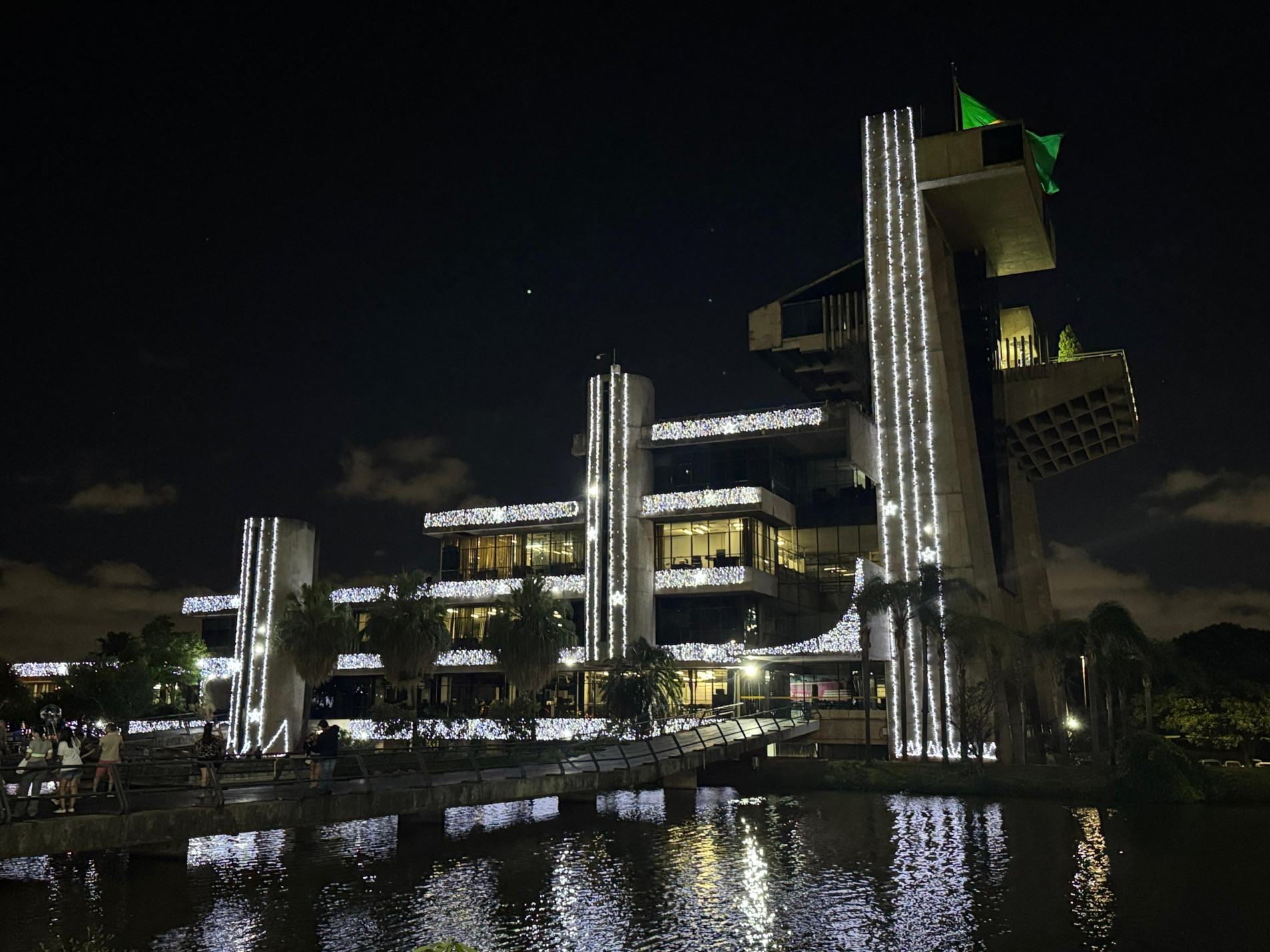 Em contagem regressiva, todo o Paço Municipal foi iluminado, com uma árvore de natal no lago e todas as árvores decoradas