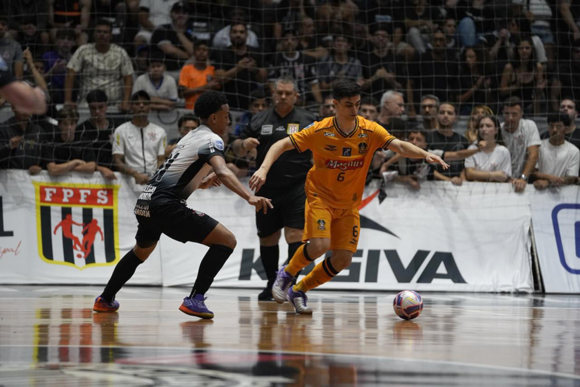 Time sorocabano, que venceu o primeiro jogo, 
entra em quadra com vantagem
