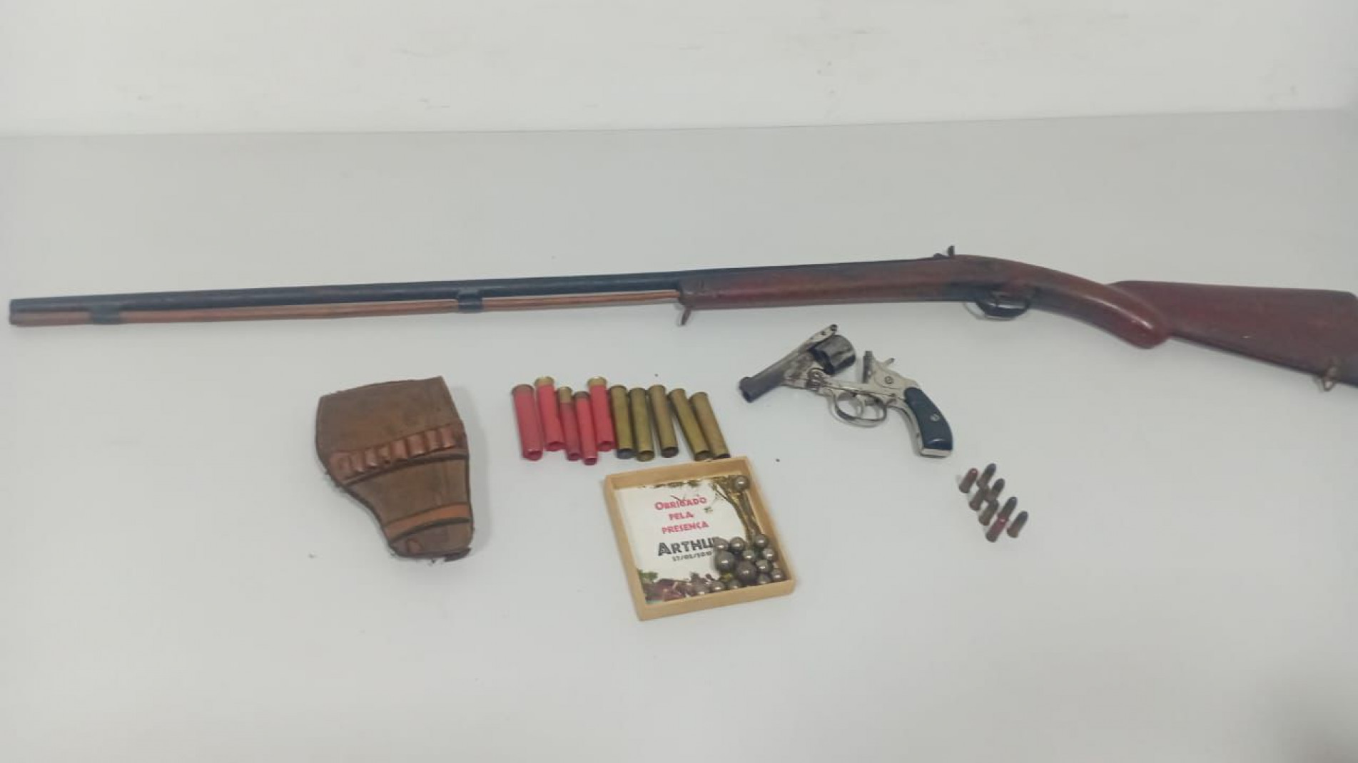 O homem admitiu que vendia armas e contou que guardava em casa uma espingarda e cápsulas de munição