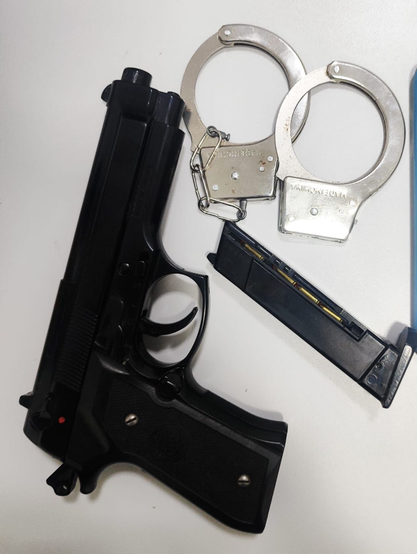 Homem portava uma réplica de pistola, um par de algemas e um rádio comunicador