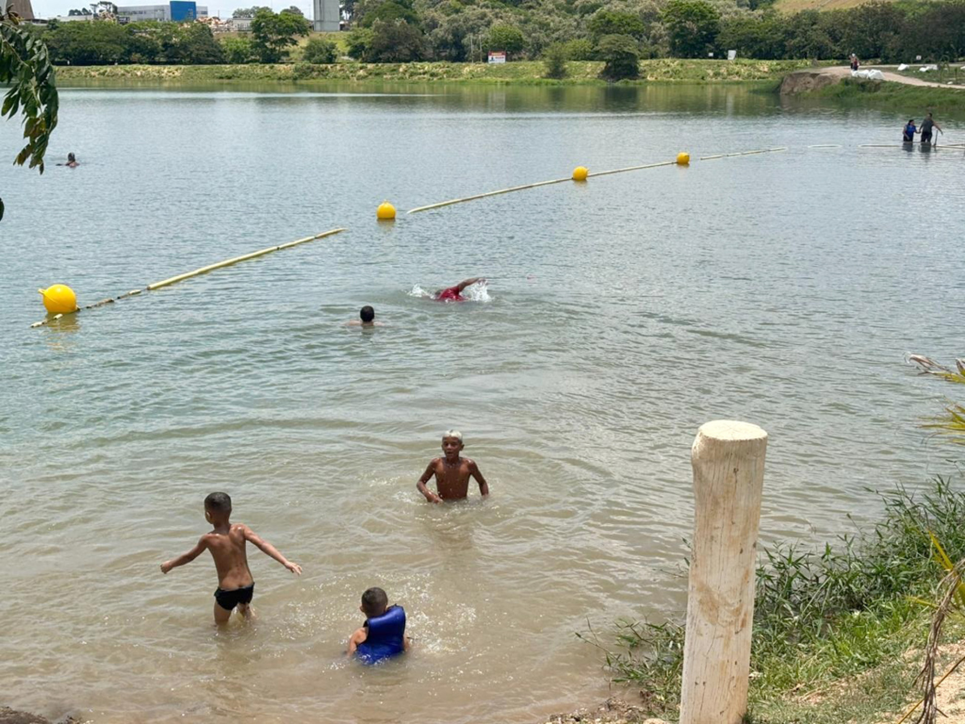 Movimento intenso, segurança reforçada e relatos positivos marcam a manhã de sábado no Porto das Águas
