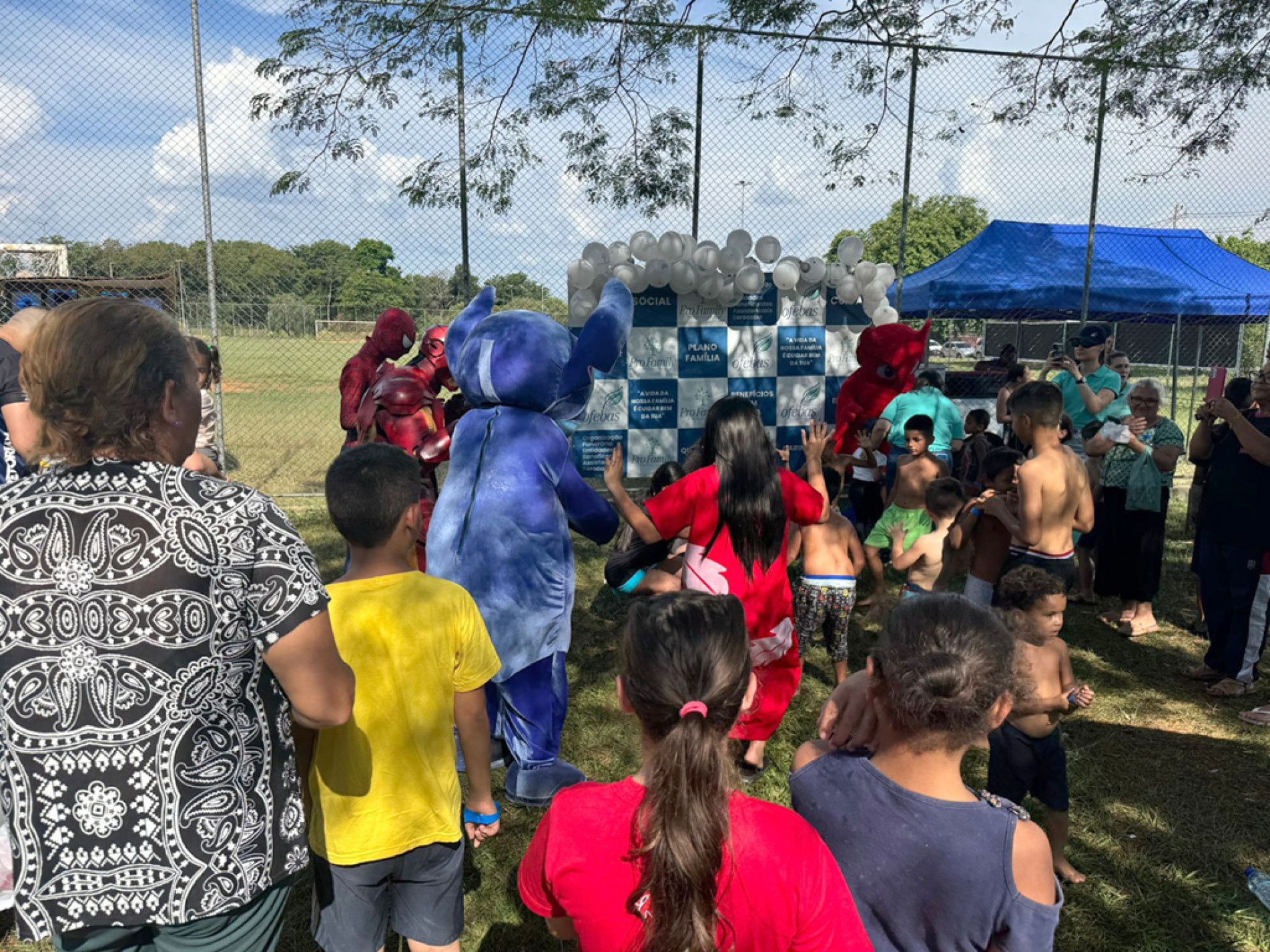 Evento da Ofebas reúne famílias com apresentações, brinquedos e a chegada do Papai Noel
