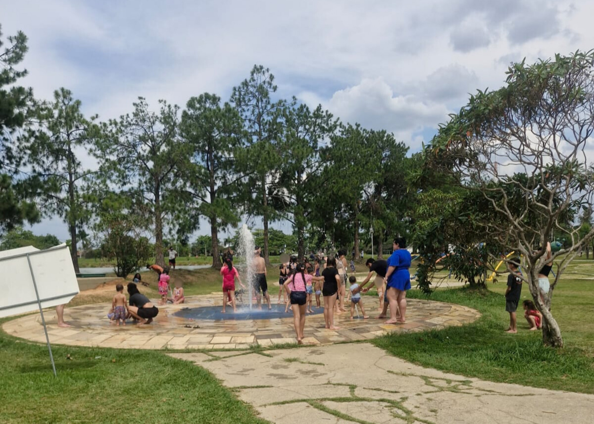 Adultos e crianças aproveitam água para se refrescar 