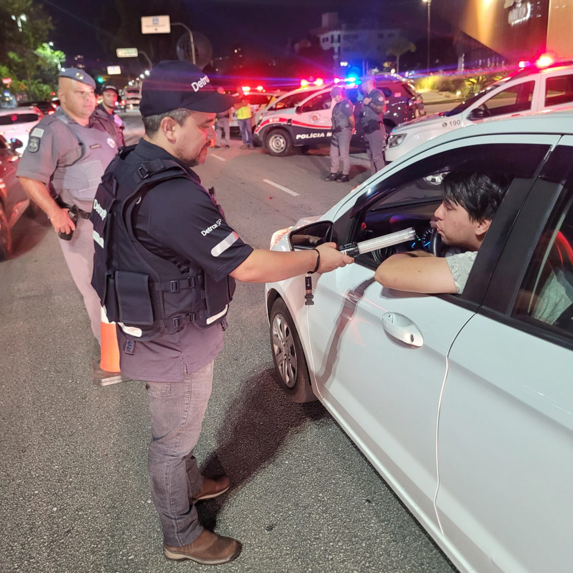 Fiscalização foi feita na avenida Antônio Carlos Comitre