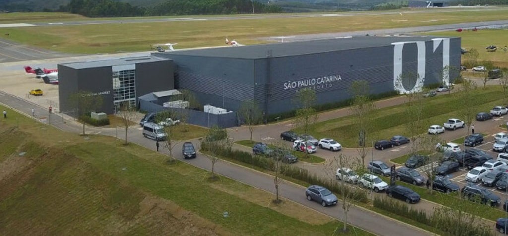 Aeronave de pequeno porte para no gramado ao lado da pista