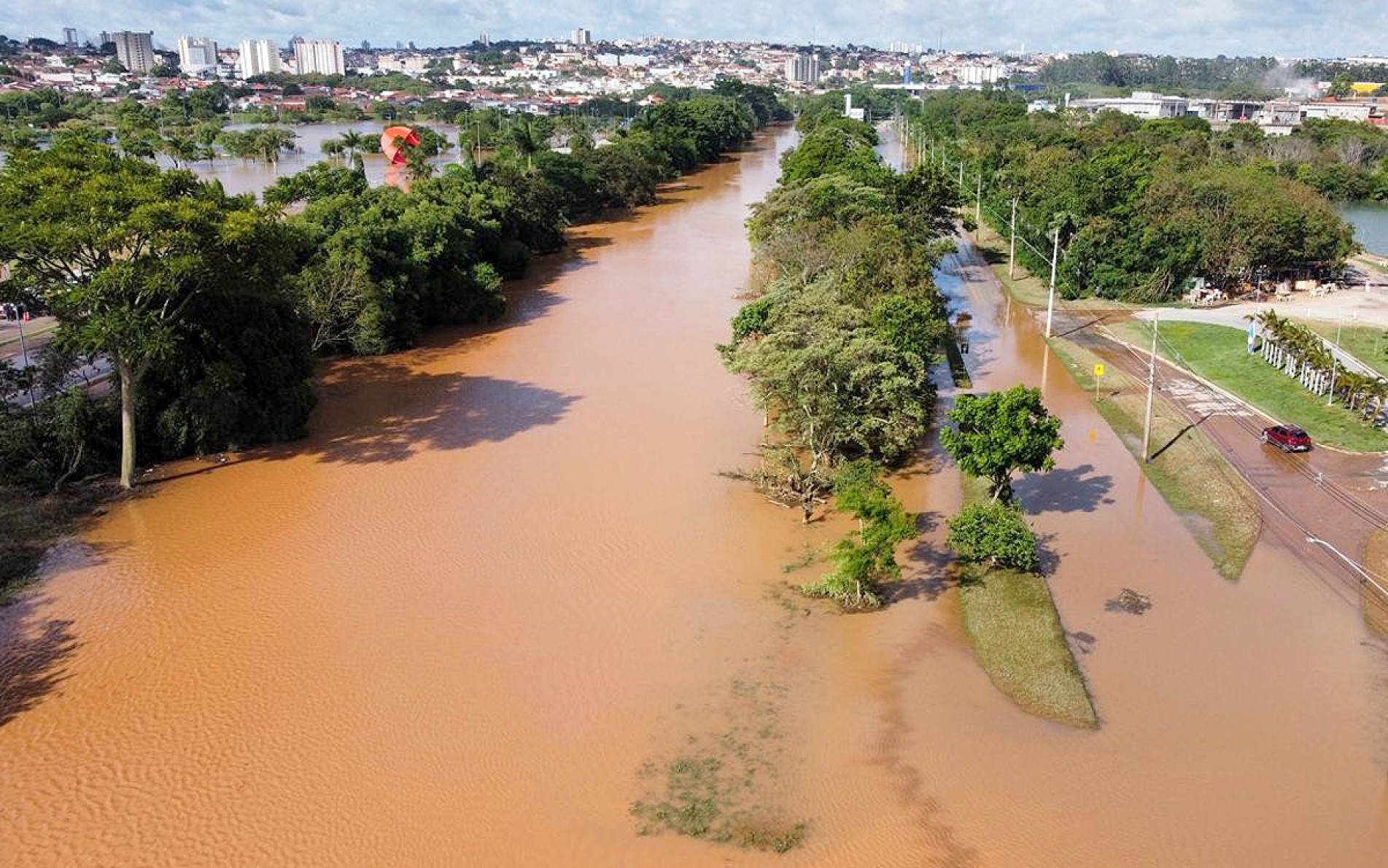Cidade registrou 98 mm em 24 horas e quase atingiu o acumulado previsto para todo o mês; rio subiu 1,5 metro acima do nível normal