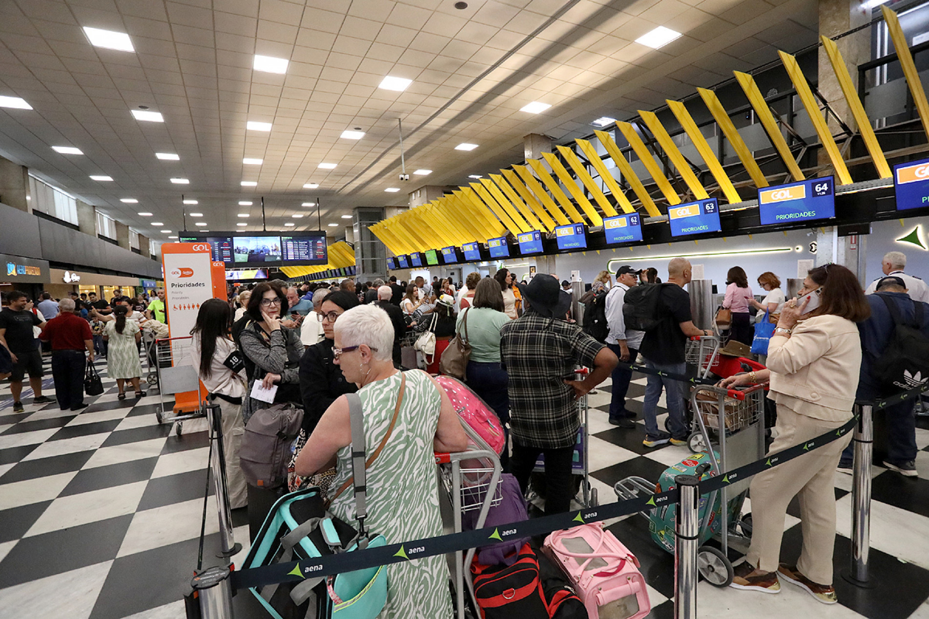 Passageiros tiveram de esperar no saguão em Congonhas 