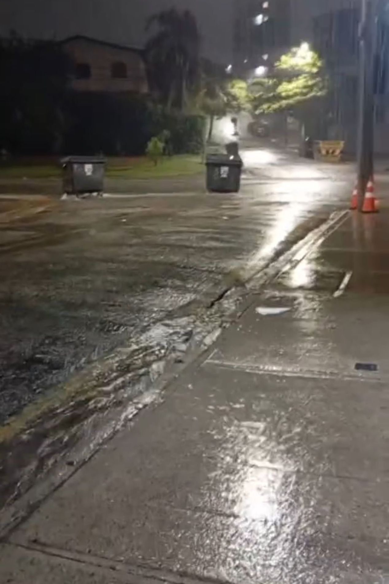 A Defesa Civil municipal informou que foram registrados 114 mm nos últimos três dias; o que representa quase todo o acumulado de dezembro, que é de 143 mm