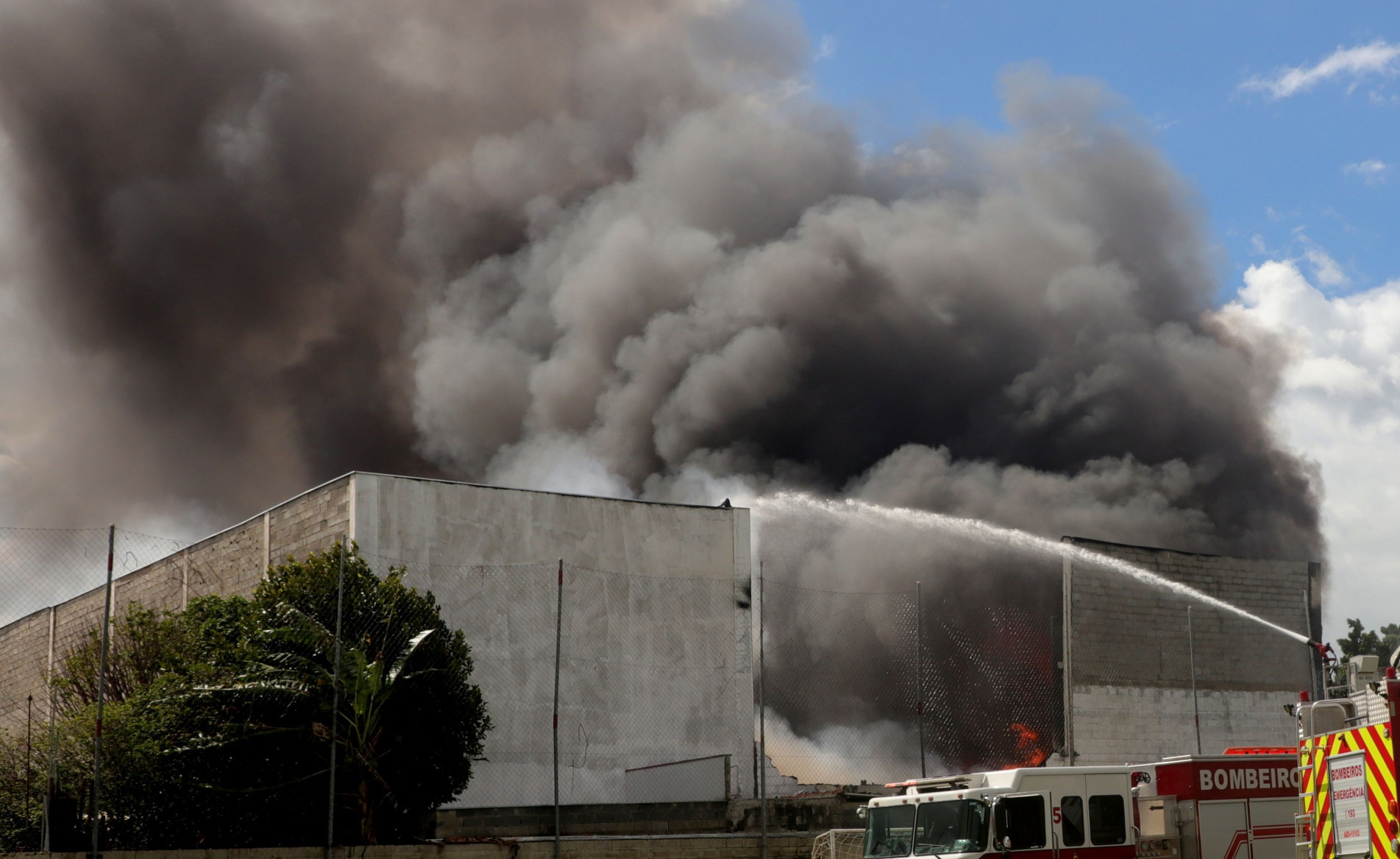 Galpão fica localizado na rua Professor Arquimínio Marques da Silva, no bairro Jardim Capitão, em Sorocaba