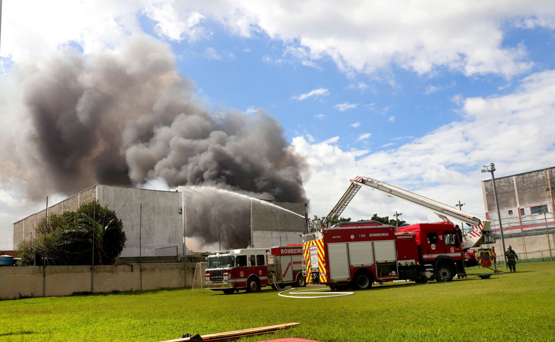 Incêndio atinge galpão no Jardim Capitão