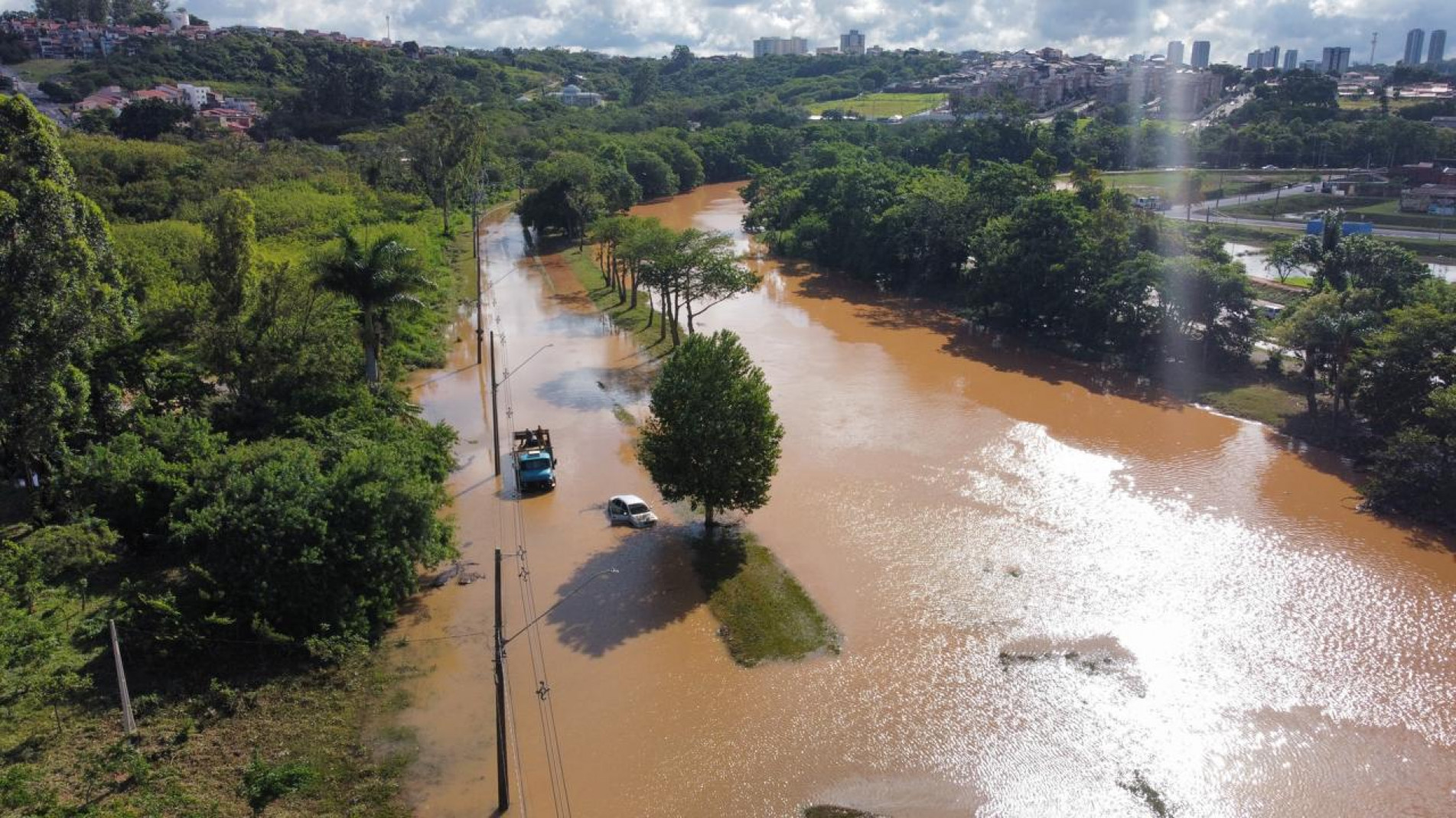 Veículos ilhados na XV de Agosto